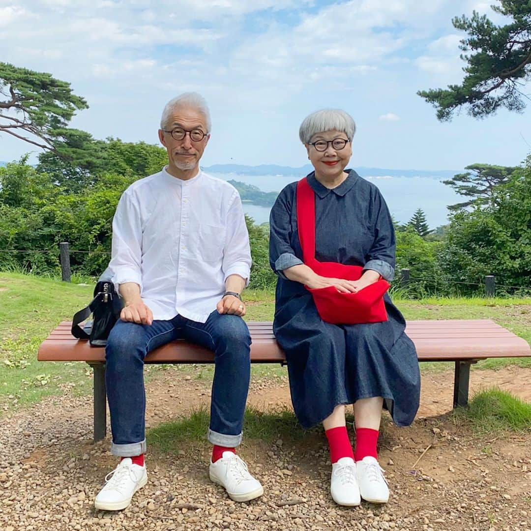 bon ponさんのインスタグラム写真 - (bon ponInstagram)「松島パノラマハウス1階(le Roman下)で開催中の「佐野美里彫刻展「I'm Ready!」(8/8〜8/23)を観に行ってきました。 @misato_sano 宮城県在住の彫刻家 佐野美里さんの作品に初めて出逢ったのは、塩竈市杉村惇美術館内の談話室の一角に、もの凄い存在感を放って鎮座していた《白くて大きな日本犬》でした。 @sugimurajunmuseum 心をギュッと掴まれるような何とも言えない魅力がありました。 その佐野美里さんの個展が松島で開かれると知って、これはもう観に行きたい！とワクワクしました。 ＊ 佐野美里さんは、楠(くすのき)の丸太を素材に木彫作品を制作されています。自分自身や、敬愛する人の肖像などを犬の姿で表現しているそうです。 会場では表情豊かな犬たちが迎えてくれました。大きな顔に粒らなお目目、ユーモラスで愛嬌があって、どの子もとってもキュート🐶❤️ デフォルメされているのに犬種の特徴がよく表れていて、それぞれ彫り方も変えていることに驚きました！本当に犬が大好きで愛情込めて作られているのが伝わってきました。 こんな子達が家にいたら、ずっと撫で撫でしたり抱きしめたり、話を聞いてもらったりしたいなぁと思いました。 ＊ Tシャツやトートバッグ、ポストカードなどのグッズも販売されていました。 会場はロケーションも素晴らしく、2階は素敵なカフェになっているので、どうぞお出かけくださいね。 ＊ ＊ 暑くて髪をカットしたら切り過ぎてしまいました✂️ 早く伸びて欲し〜い🤣💦 デニムコーデ bon ・シャツ(UNIQLO) ・ジーンズ(UNIQLO) pon ・デニムワンピース(Sunny Clouds) ・ショルダーバッグ(大橋歩さんのIOG) マスクは、てぬぐいで作ったponの手作り ＊ ＊ #佐野美里彫刻展 #松島パノラマハウス #夫婦 #60代 #ファッション #コーディネート #リンクコーデ #夫婦コーデ #グレイヘア #白髪 #共白髪 #couple #over60 #fashion #coordinate #instafashion #instagramjapan #greyhair #bonpon511」8月17日 20時25分 - bonpon511