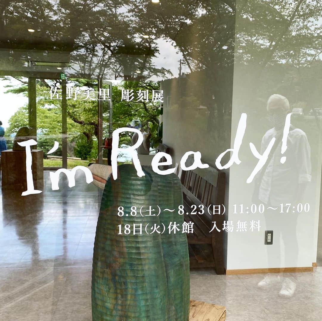 bon ponさんのインスタグラム写真 - (bon ponInstagram)「松島パノラマハウス1階(le Roman下)で開催中の「佐野美里彫刻展「I'm Ready!」(8/8〜8/23)を観に行ってきました。 @misato_sano 宮城県在住の彫刻家 佐野美里さんの作品に初めて出逢ったのは、塩竈市杉村惇美術館内の談話室の一角に、もの凄い存在感を放って鎮座していた《白くて大きな日本犬》でした。 @sugimurajunmuseum 心をギュッと掴まれるような何とも言えない魅力がありました。 その佐野美里さんの個展が松島で開かれると知って、これはもう観に行きたい！とワクワクしました。 ＊ 佐野美里さんは、楠(くすのき)の丸太を素材に木彫作品を制作されています。自分自身や、敬愛する人の肖像などを犬の姿で表現しているそうです。 会場では表情豊かな犬たちが迎えてくれました。大きな顔に粒らなお目目、ユーモラスで愛嬌があって、どの子もとってもキュート🐶❤️ デフォルメされているのに犬種の特徴がよく表れていて、それぞれ彫り方も変えていることに驚きました！本当に犬が大好きで愛情込めて作られているのが伝わってきました。 こんな子達が家にいたら、ずっと撫で撫でしたり抱きしめたり、話を聞いてもらったりしたいなぁと思いました。 ＊ Tシャツやトートバッグ、ポストカードなどのグッズも販売されていました。 会場はロケーションも素晴らしく、2階は素敵なカフェになっているので、どうぞお出かけくださいね。 ＊ ＊ 暑くて髪をカットしたら切り過ぎてしまいました✂️ 早く伸びて欲し〜い🤣💦 デニムコーデ bon ・シャツ(UNIQLO) ・ジーンズ(UNIQLO) pon ・デニムワンピース(Sunny Clouds) ・ショルダーバッグ(大橋歩さんのIOG) マスクは、てぬぐいで作ったponの手作り ＊ ＊ #佐野美里彫刻展 #松島パノラマハウス #夫婦 #60代 #ファッション #コーディネート #リンクコーデ #夫婦コーデ #グレイヘア #白髪 #共白髪 #couple #over60 #fashion #coordinate #instafashion #instagramjapan #greyhair #bonpon511」8月17日 20時25分 - bonpon511
