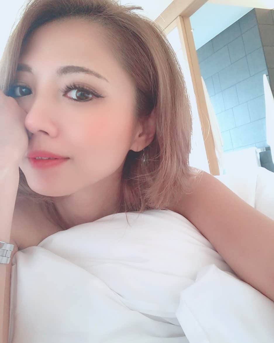 植松真弓のインスタグラム：「「久しぶりに思いを書いてみました♡」 　 今月から実は新しい試みを 開始しますー♡  　  私がちょうど一年ほど前に出会った ある教育についてオンラインで 無料で配信していこうと思います。  　  なぜそう思ったのかは 今年絶対にやりたいと思ってる 女性の自立を教える コミュニティの発足に向けて  　  その第一弾として必要なことを お話させていただこうかなと♡ ブログに三話にわけて思いを 書いてみたのでぜひ見てね💛　  　  またまた配信したいことが たくさんあるのでまた投稿します♪ 　  blogはプロフにリンク貼ってます😍」