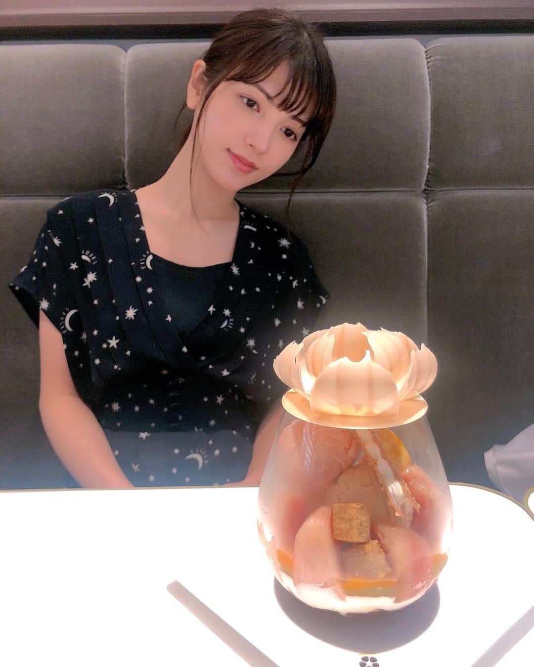 のインスタグラム：「インスタ用に写真を…と🍑 #もう少し笑顔になろうか #わたしはとてもげんきです！  サイズ感おかしくない？と思うサイズではなく、撮り方の問題です😗 #おっきくみえるね  ひんやり桃パフェで #夏を感じる🍧 . . . #桃 #桃パフェ  #🍑 #chocolate #星空のワンピース #夏 #summer  #沖縄 #okinawa #model #fashion  #makeup #beauty  #筋トレ #トレーニング #サウナ女子 #サウナ #サウナイキタイ #東京 #tokyo #南里美希」