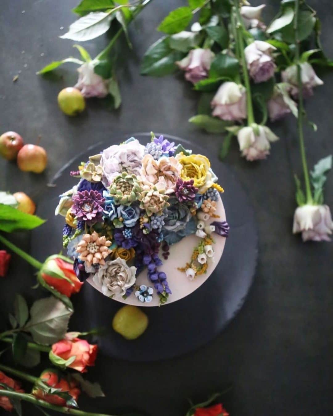 청담 수케이크 (atelier soo)さんのインスタグラム写真 - (청담 수케이크 (atelier soo)Instagram)「ㅡ 2017-2018. Soo color. Moden.  ㅡ #flower #cake #flowercake #partycake #birthday #bouquet #buttercream #baking #wilton #weddingcake ㅡ www.soocake.com」8月17日 20時37分 - soocake_ully