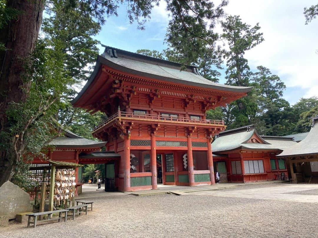 真奈さんのインスタグラム写真 - (真奈Instagram)「. 地方に行くと行ける限り 神社に行くんです⛩ とっても好きで 御朱印も集めてて …んで今回は御朱印をどこかに 忘れて来てしまいました。 必ず迎えに行きます（笑）」8月17日 20時30分 - manatmnt0116