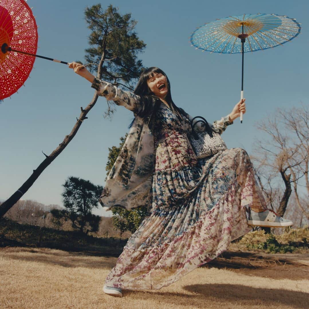 デシグアルのインスタグラム：「✨What makes you different  makes you ✨ Our New FW20 Collection is a tribute to Tokyo, full of contrasts, full of stories, endless inspiration and the protagonist of our new tour exploring authenticity.  Welcome to #LaDifference  Photography by @samuelbradley Styling by @aliciapadron_」