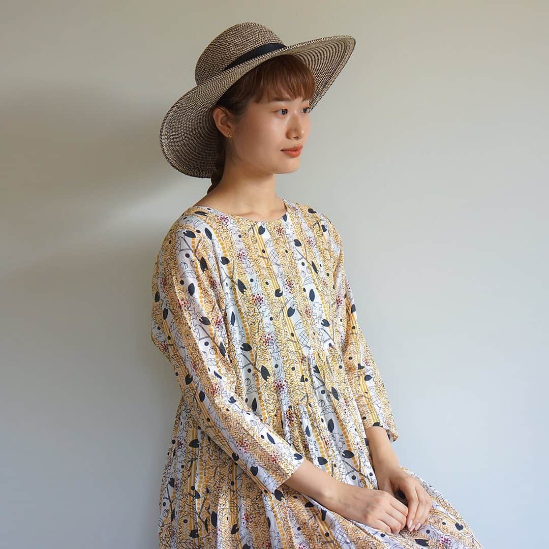 marbleSUD(マーブルシュッド) のインスタグラム：「【サルスベリ】夏から秋にかけて開花する、サルスベリの花を描いた新作テキスタイル。クルクルっと波打つ花びらはまるでフリルのようです。ワンピースとスカート、全部で3型でのご用意です。」