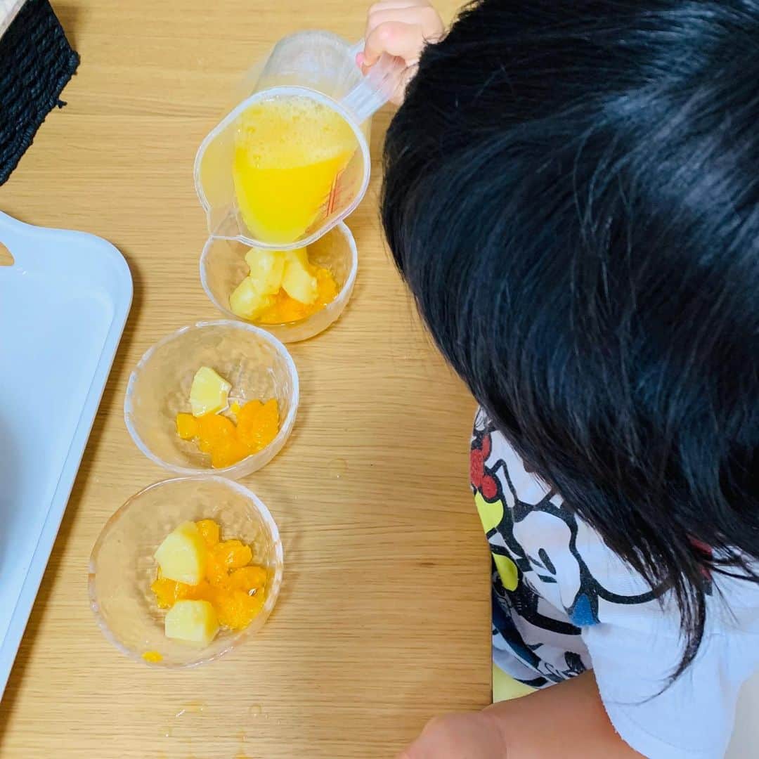 横山愛子さんのインスタグラム写真 - (横山愛子Instagram)「長女とお料理【手作りみかんゼリー🍊】 初めてゼリー作ったけど、めちゃくちゃ簡単❗️❗️こんなに簡単なの？ 子供と作るなら、ゼリーが一番楽で美味しい😁 今回はみかん・パイナップルいれて、オレンジジュースベースで作りました(^_^) しっかり固まったし、美味しく出来ました❤️ #オレンジゼリー #2歳6ヶ月」8月17日 20時33分 - aiaiko8