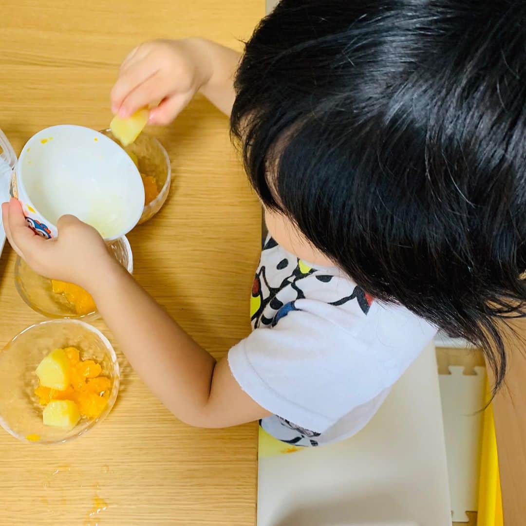 横山愛子のインスタグラム：「長女とお料理【手作りみかんゼリー🍊】 初めてゼリー作ったけど、めちゃくちゃ簡単❗️❗️こんなに簡単なの？ 子供と作るなら、ゼリーが一番楽で美味しい😁 今回はみかん・パイナップルいれて、オレンジジュースベースで作りました(^_^) しっかり固まったし、美味しく出来ました❤️ #オレンジゼリー #2歳6ヶ月」