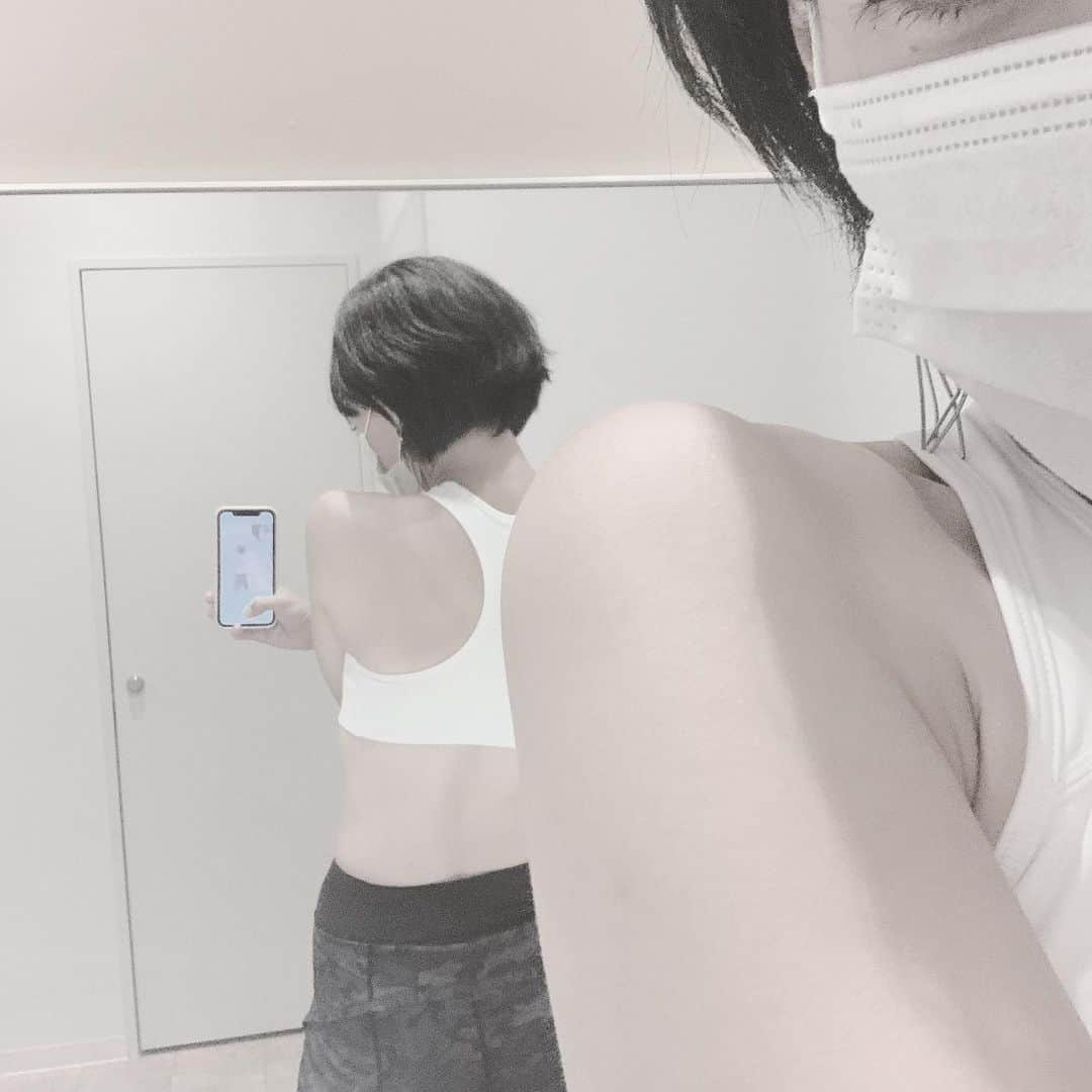 Miho Tanakaさんのインスタグラム写真 - (Miho TanakaInstagram)「. トレーニングスタート🤘 どれくらいカラダを変えれるか楽しみ。  マシンは初めてだからどれくらいで変化出るかわからないけど、筋肉つきやすいタイプだから割とすぐ変わってくれると信じてます😎  トレーニング中に意識すること ✔︎ 常に姿勢を良くする ✔︎ 呼吸を止めない ✔︎ 一個一個の動作に集中する ✔︎ 鏡でフォームをチェックしながら行う  日頃から意識すること ✔︎ 体重はキープ。絶対に落とさない ✔︎ 体幹を意識しながら生活する  とりあえず1時間くらい隙間見つけて、 週3回くらいは行こうと思っています🙋‍♀️  その方が、結果シャキッとして仕事の効率も上がる気がするし🤔  トレーニング中のみなさん共に頑張りましょう💪  まだまだわからないことだらけだから、 トレーニングアカウント見まくって勉強させてもらいます😏w  __________________________  #トレーニング初心者　#筋トレ　#ジム入会 #トレーニングはじめました  #トレーニング女子と繋がりたい  #トレーニングウェア  #NIKE #アディダス #トレーニング好きな人と繋がりたい  #継続は力なり  #ヒップアップ　#パーソナルトレーニング #日焼け跡 #日焼け肌　#胸の位置を上げたい　#貧乳 #貧乳はステータス ←このタグなに？ #ボディメイクはじめました  #トレーニング記録　#ボディメイク記録 #アラフォーママ #ライフワーク #体重落とさず筋肉増やす  #ダイエットはしない　#筋力アップ」8月17日 20時34分 - mie__blogger