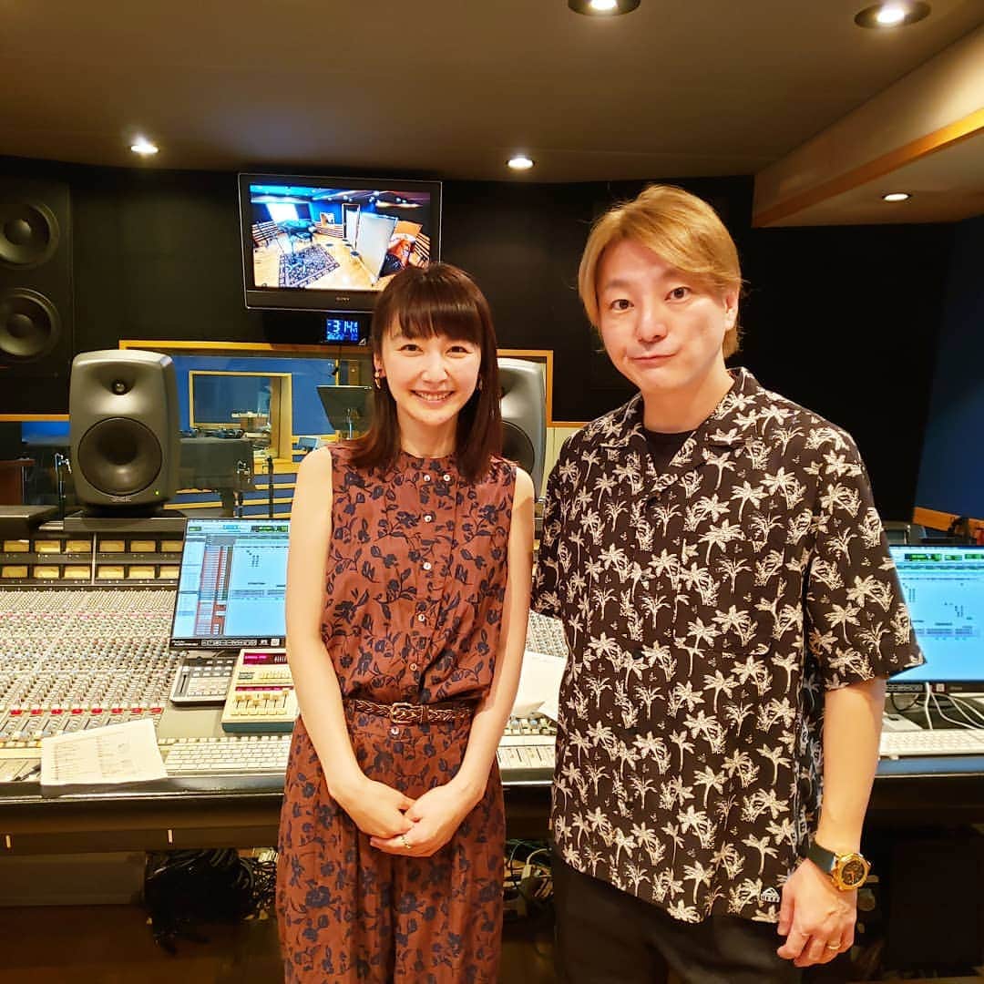 橋本真衣のインスタグラム：「. チャリティーソング 参加させていただきました🙄❤️ マニマニでお世話になった松隈ケンタさんプロデュースです！ まさか松隈さんのもとで歌わせてもらえる日が来るとは..🤗✨ また詳しい情報載せますね！ . . #深町健二郎 さん#松隈ケンタ さん#福岡チャリティーソング#一年に二回もレコーディングさせてもらった#嬉しいな」