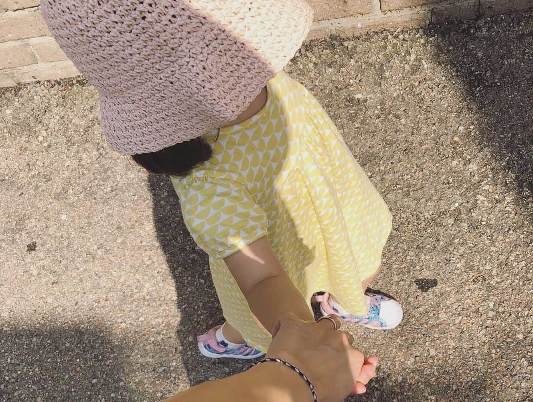 秋葉里枝さんのインスタグラム写真 - (秋葉里枝Instagram)「너무 더워도 햇빛을 받고 걸어다니는 시간이 역사나 행복해🌼 잘 걸어준 예나에게 아이스크림 선물🍨 梅雨がやっと終わり 晴れた祭日の今日。 暑い日だったけど 陽射したっぷり浴びながら 歩くのは やっぱり気持ちがいい🌼 よく歩いてくれた咲那に アイスクリームのプレゼント🍨 - #애기랑산책 #子供と散歩 #엄마랑딸 #ママと娘」8月17日 20時45分 - rie_akiba