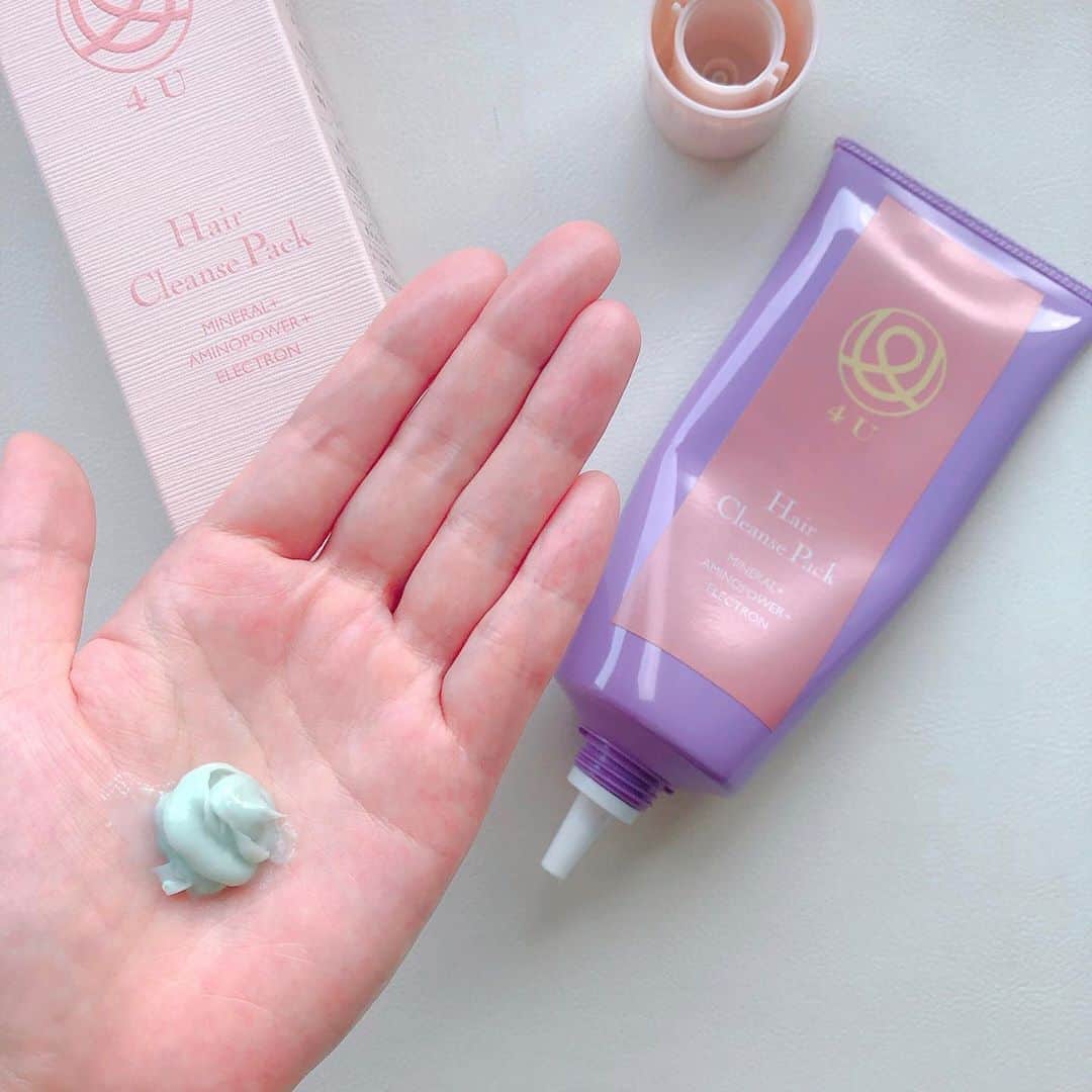 のインスタグラム：「こりゃありがたい😆💕 シャンプー コンディショナー トリートメント 頭皮ケア がこれひとつでできてしまう😳 ・ ◾️4U（ヨユー）ヘアクレンズパック ・ それは電子の力！ 痛んだ髪の内部は、酸化した ＋の電位傾き、日々酸化していく頭皮と毛髪😵 ・ アミノ酸、ミネラル豊富な海洋性エキスの成分が電子の力を生み出し、 −電子（イオン）は足らないところを補おうと働き自ら毛髪を改善し補修してくれるんです✨ ・ 泡ただないテクスチャー。 微細な濃密泡にする事で、しっかり洗浄してくれて、 電子が頭皮と毛髪に付着しやすいように開発されてるの✨ ・ ✖️合成ポリマー ✖️鉱物油 ✖️シリコーン ✖️紫外線吸収剤 ✖️コーティング剤 ・ 適量を頭皮にしっかりもみこむようにマッサージして5分放置😌 待ってる間は、顔のパックやスクラブしたり、歯磨きしたりしてます♨️✨ ほんの少し頭皮がスースーする感覚。 洗い上がりは、頭皮さっぱり、 髪のパサつき感もなく 根元からふんわり✨ ・ すすぎも一回でよくて👍 毎日の生活に4U（ヨユー）余裕をもたらしてくれるアイテムだぁー😆👍✨ ・ #4u #ヘアクレンズパック #頭皮マッサージ #頭皮ケア #余裕 #ヨユー #時短美容 #beauty #haircare #love #화장품 #뷰티 #미용 #좋아요」