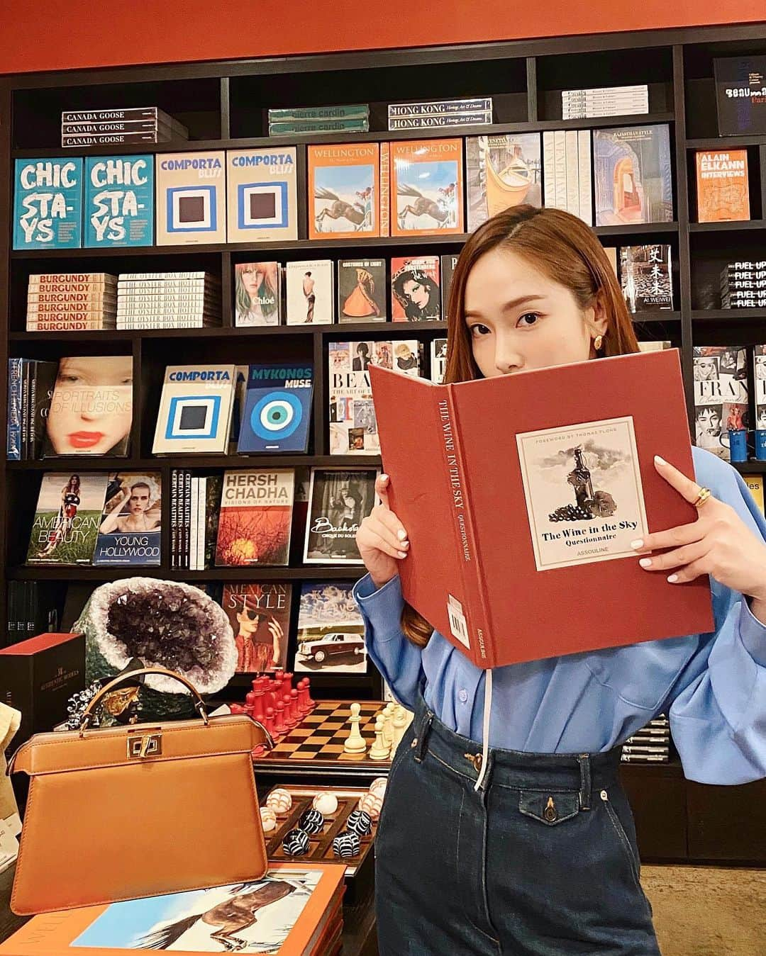 ジェシカ さんのインスタグラム写真 - (ジェシカ Instagram)「So many books, so little time📚🕰  #fendipeekaboo #ad」8月17日 20時43分 - jessica.syj