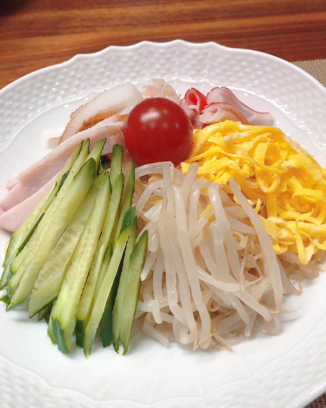 山口もえのインスタグラム：「冷やし中華作りました♡ 今年お初だ！！！ もっとはやく食べたかったのに のんびりしてたら今になってしまった💧やっぱり美味しい〜😍✨ 錦糸卵、モヤシ、キュウリ、ハム、ちくわ、岩下の新生姜、カニカマ、ミニトマト、カラシをトッピング🥗 冷やし中華に合うスープは何だろ❓ と悩んだ挙げ句・・・ シジミとあおさのお味噌汁にしました。笑 家族皆何の疑問も持たずに完食してくれました💕  #冷やし中華#おうちごはん #冷やし中華に合うスープは？ #なんだろう #夏の終わり #冷やし中華の美味しさに心奪われた今宵#食べ過ぎた#笑」