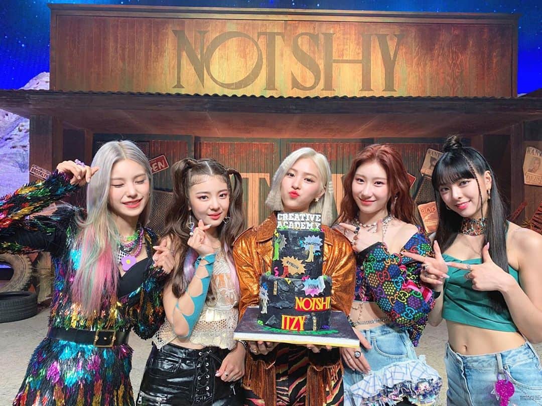 JYPエンターテインメントのインスタグラム：「라인프렌즈 크리에이티브 아카데미에서 ITZY 컴백 축하를 위해 케익을 보내주셨어요! 감사합니다!❤  #ITZY #있지 #MIDZY #믿지 #NotShy #ITZY_NotShy @linefriends_academy @linefriends @linefriends_kr」