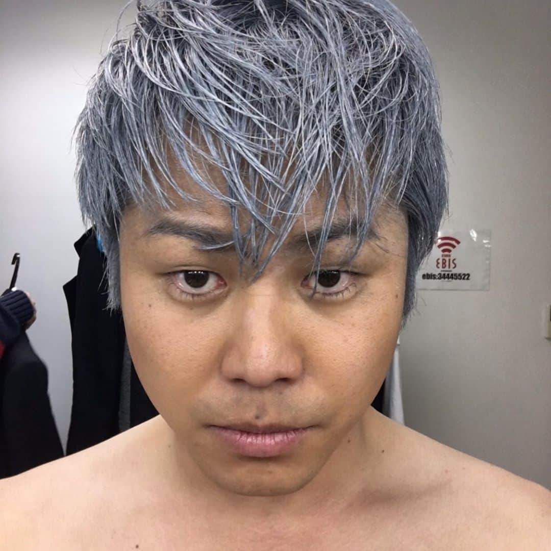 井上裕介のインスタグラム：「懐かしい写真が出てきた^_^ 仕事で、髪の毛を銀色した時のもの。 どう！？ 似合ってますか！？  #NONSTYLE #ノンスタイル #井上 #髪の毛 #銀色 #昔 #写真 #似合ってる？？」