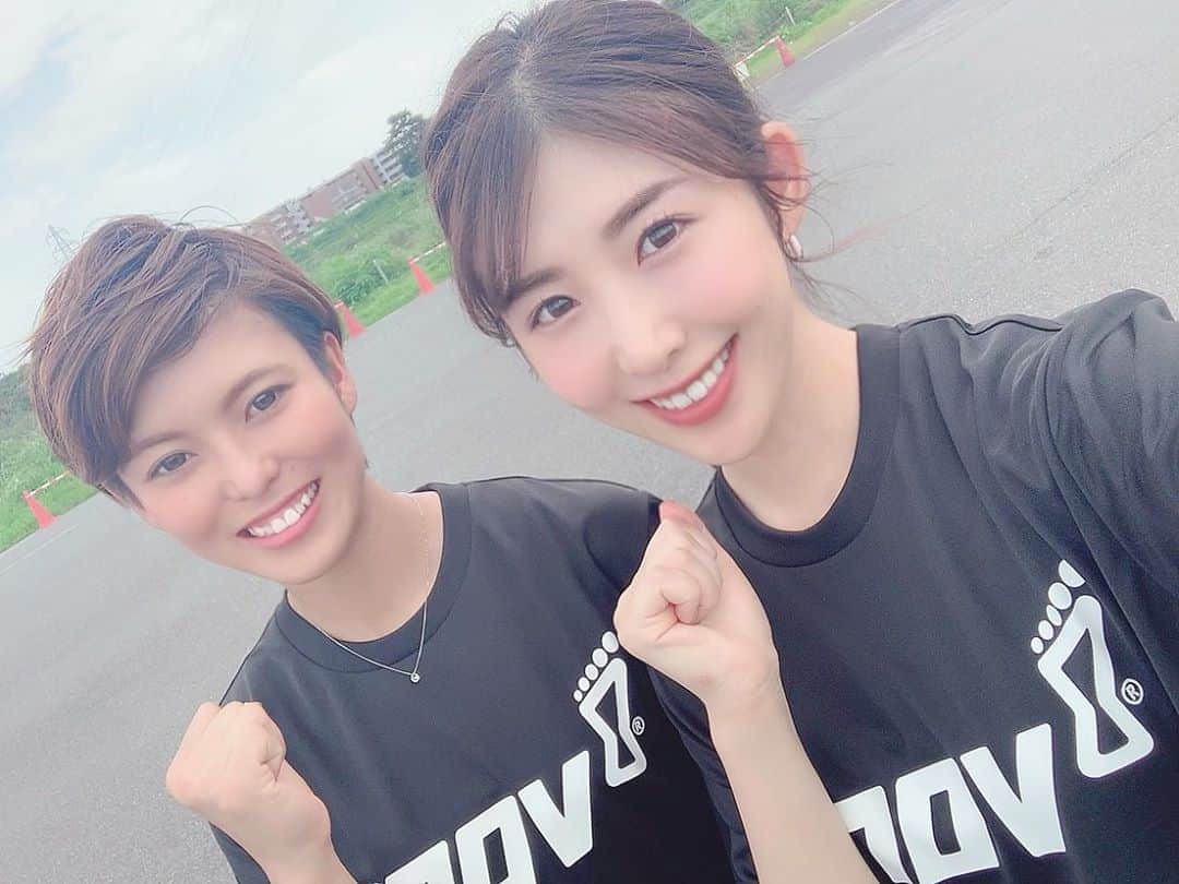 のインスタグラム：「トレイルラン専門誌のRUN+TRAILチャンネルに出演させて頂きました✨ 【 トレイルラン 入門企画 】 ギア購入 編 ～ トレイルランナーへの道 第1話 ～ https://m.youtube.com/watch?feature=youtu.be&v=qvkOH-R0qHo ・ これからトレイルランをはじめる藤田あみさんと多摩川を全力疾走しました🏃‍♂️✨ 藤田さん、これから頑張れーっっ♡ そして、神様 生まれ変わったら私に運動神経をください🙏💗笑 #トレイルラン#ランニング#イノベイト#デサント#スポーツウェア#スポーツ女子#youtube#トレイルランナー#多摩川」
