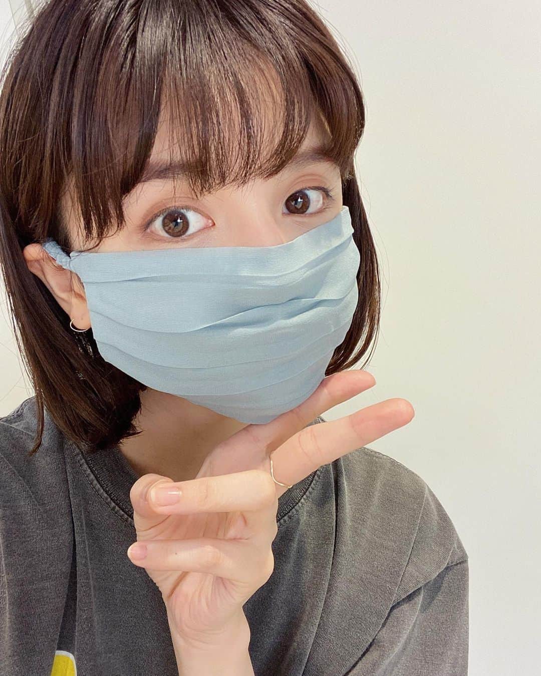 村田倫子さんのインスタグラム写真 - (村田倫子Instagram)「マスクをつくってます。  シルク100%、お肌に優しくて コーデにも色をそっと添えるマスク。  1stサンプルをちらり…。 こちらに配色で裏地に別のシルク生地をつける予定。(秋冬なのであたたかく)商品化するときはもうワンランク可愛くなってお届けします☺︎ セットでマスクケースもつくってますよ 😷❤︎  どの色が気になりますか？ (発注数の参考にしたいです)  idemのawはもりだくさんです。 @idem__official   #idem_idea」8月17日 20時49分 - rinco1023