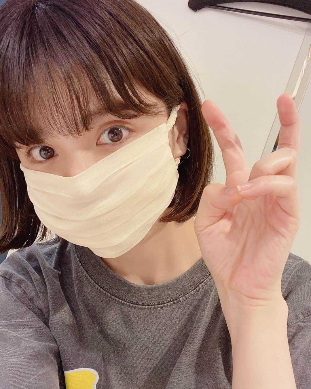 村田倫子さんのインスタグラム写真 - (村田倫子Instagram)「マスクをつくってます。  シルク100%、お肌に優しくて コーデにも色をそっと添えるマスク。  1stサンプルをちらり…。 こちらに配色で裏地に別のシルク生地をつける予定。(秋冬なのであたたかく)商品化するときはもうワンランク可愛くなってお届けします☺︎ セットでマスクケースもつくってますよ 😷❤︎  どの色が気になりますか？ (発注数の参考にしたいです)  idemのawはもりだくさんです。 @idem__official   #idem_idea」8月17日 20時49分 - rinco1023