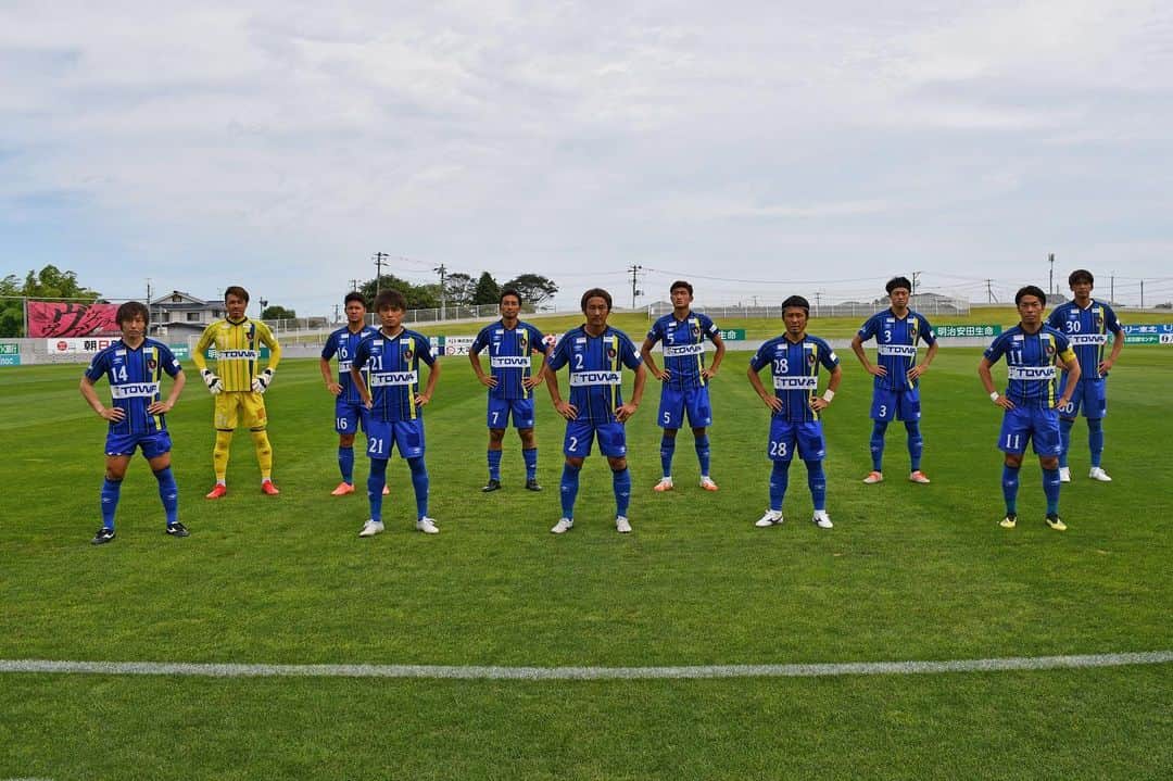 太田康介のインスタグラム：「天皇杯青森県決勝。  青森県代表になりました。  開始5分で鼻が曲がって血が止まらなくて負傷退場してしまったのでほぼ何もしてません。。。  迷惑かけました。。。 チームのみんなに感謝！！  今日病院で鼻に棒を突っ込んで2割増で男前に戻してもらいました！笑  #ラインメール青森 #太田康介」