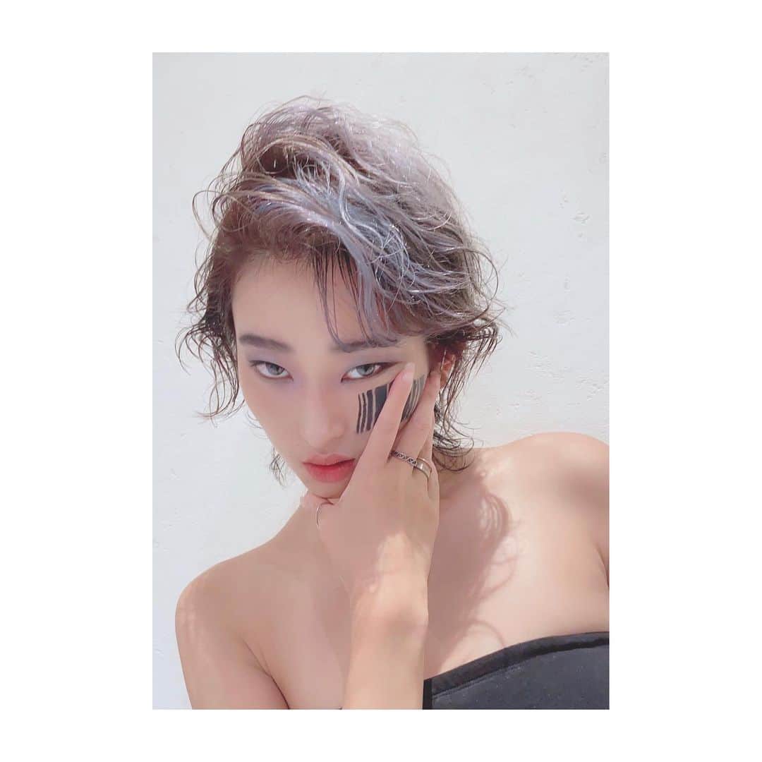 のインスタグラム：「クリエイティブ撮影でした🖤🖤🖤 とても素晴らしい作品が出来た気がする。 これはオフショット。 . . . make @_fare_t.ayano_  hair @fare_seki_yusuke  . . #撮影モデル #撮影依頼募集中 #透明感 #シルバーアッシュ #shorthair #サロンモデル  #フェミニン #白肌 #silveraccessory #ダークヘア #realitive #サロンモデル #ファッション #大人かわいい #アイメイク #ツヤ肌 #作品撮り #japanesegirl #ウルフヘア #tiffany #カメラマンさんと繋がりたい #ポートレートしま専科 #美容師さんと繋がりたい  #いいね返し #いいねした人全員フォローする #いいね返しは絶対 #followforfollowback #l4l #いいねした人で気になった人フォロー #fff」
