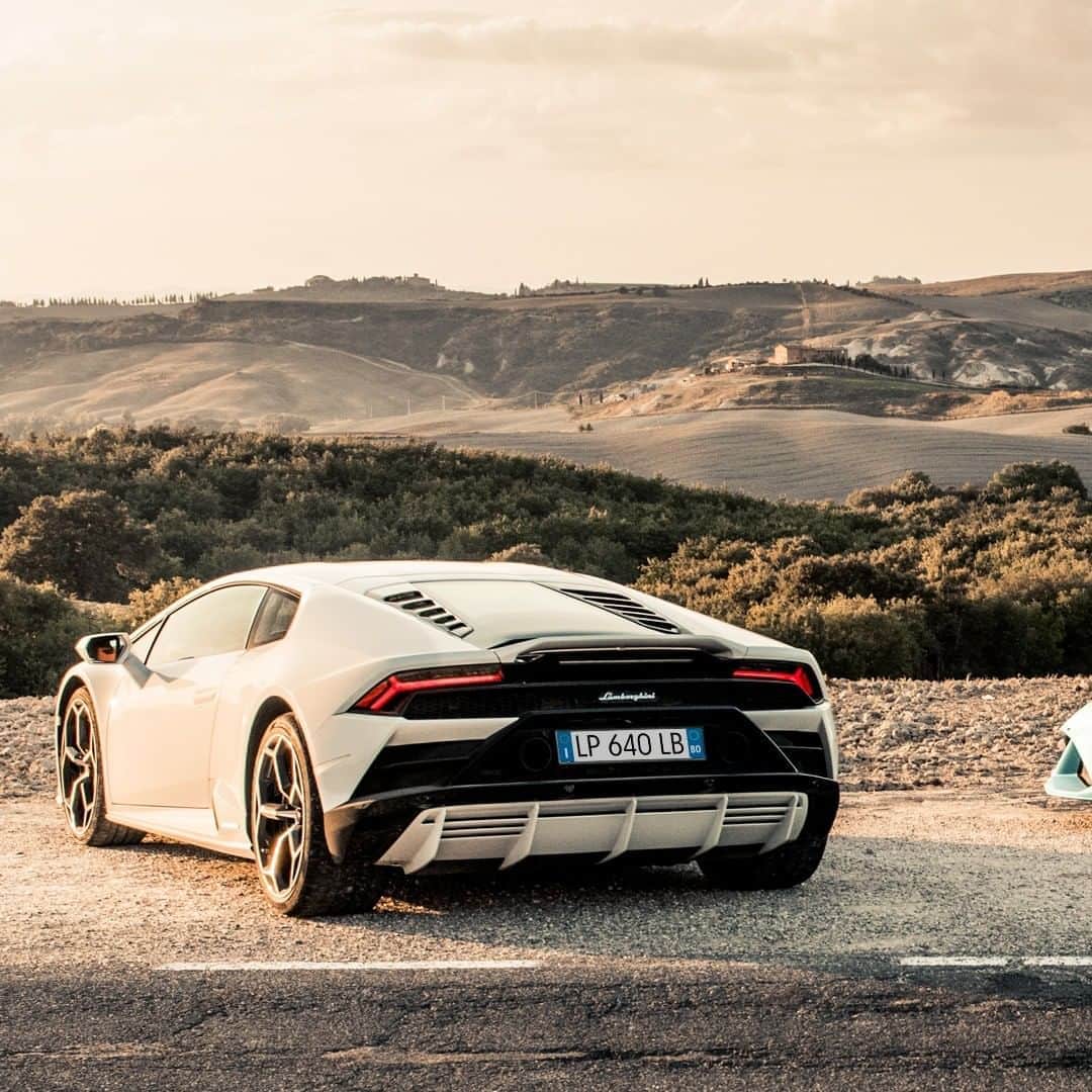 ランボルギーニのインスタグラム：「Does beauty need a choice? Sometimes it does. Out of the two, which is your favourite - Huracán EVO or Huracán EVO Spyder?  Photos by @denniswierenga.  #Lamborghini #HuracanEVO #HuracanEVOSpyder #EveryDayAmplified #Roadtrip」