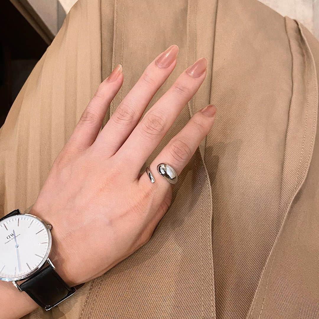 磯俣愛さんのインスタグラム写真 - (磯俣愛Instagram)「新しいリング♡ @rin.accessory 💍 . . . . . #手元コーデ #シルバーリング#ワンカラーネイル#rinアクセサリー#rinaccessory」8月17日 20時57分 - ai_isomata