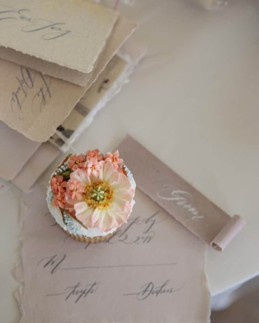 청담 수케이크 (atelier soo)さんのインスタグラム写真 - (청담 수케이크 (atelier soo)Instagram)「ㅡ 2017-2018. Soo color. Romantic.  ㅡ #flower #cake #flowercake #partycake #birthday #bouquet #buttercream #baking #wilton #weddingcake ㅡ www.soocake.com」8月17日 20時58分 - soocake_ully