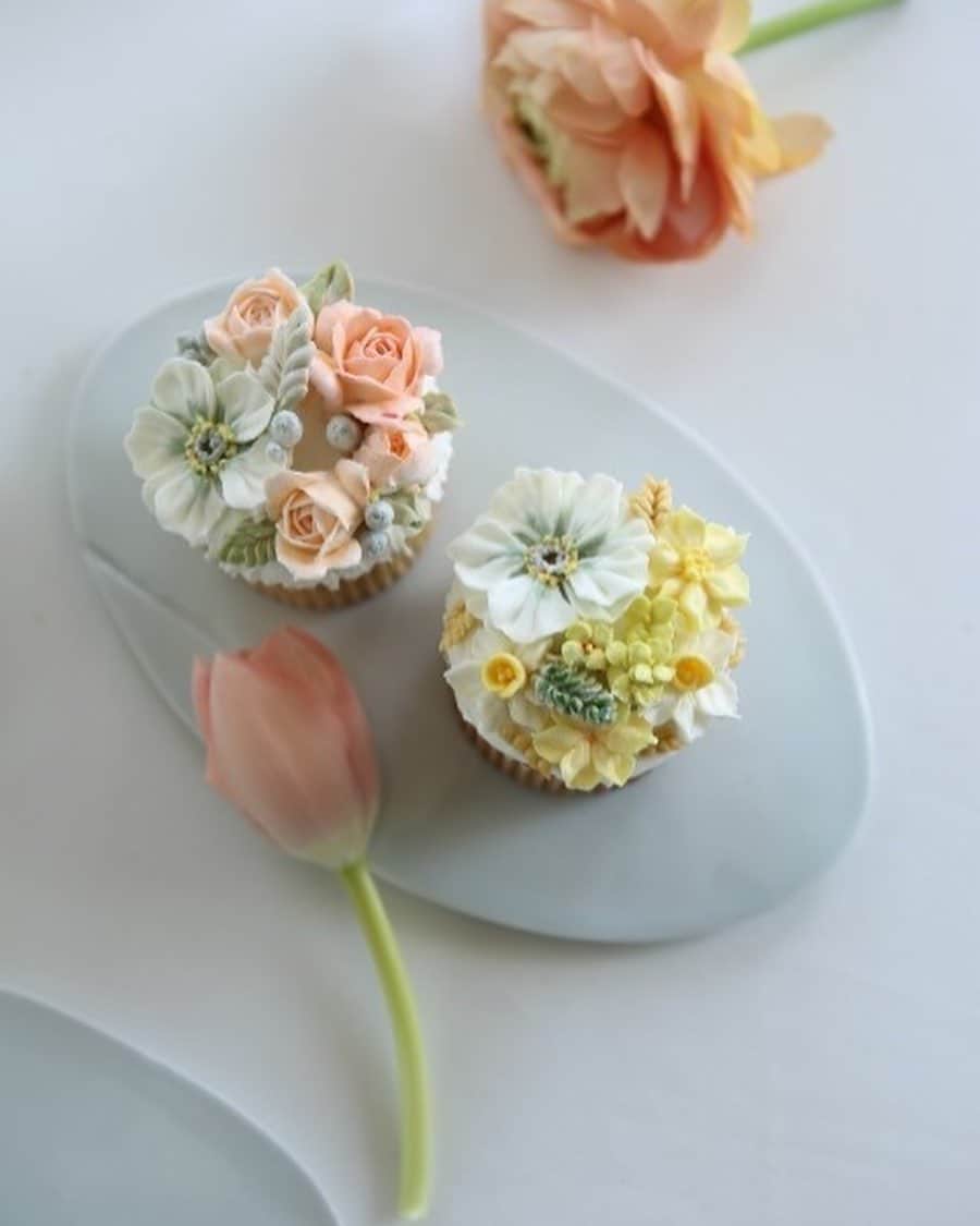 청담 수케이크 (atelier soo)さんのインスタグラム写真 - (청담 수케이크 (atelier soo)Instagram)「ㅡ 2017-2018. Soo color. Romantic.  ㅡ #flower #cake #flowercake #partycake #birthday #bouquet #buttercream #baking #wilton #weddingcake ㅡ www.soocake.com」8月17日 20時58分 - soocake_ully