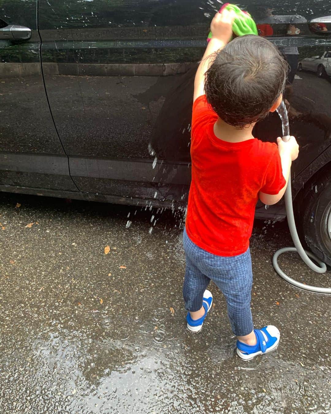 前川泰之さんのインスタグラム写真 - (前川泰之Instagram)「あまりにも汚れてた車、ちょっと水をかけるだけでも違うかなぁと3歳次男と車の水浴び^_^ 一生懸命やってくれてたけど、最終きみの水浴びだったよね😅　思った通り。。  #洗車　#水浴び　#次男　#3歳」8月17日 20時59分 - maekawa_yasuyuki_official