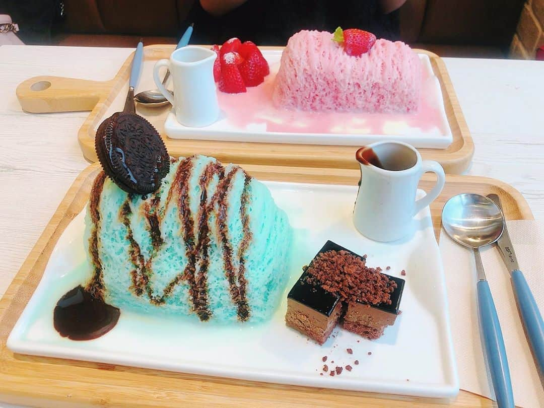 山田麻莉奈さんのインスタグラム写真 - (山田麻莉奈Instagram)「あかねたんと新大久保にある 『Seoul Cafe』( @seoulcafe_shinokubo ) 行ってきた𓌉◯𓇋 ‎  あかねたんはストロベリーで わたしはミントチョコ🌱  1時間半くらい待った.....！笑笑 けど待った甲斐がありました めちゃめちゃおいしかった。🤍  あかねたんとのカフェ巡り楽しいᐠ(  ᐢ ᵕ ᐢ )ᐟ」8月17日 20時59分 - marina.yamada_324