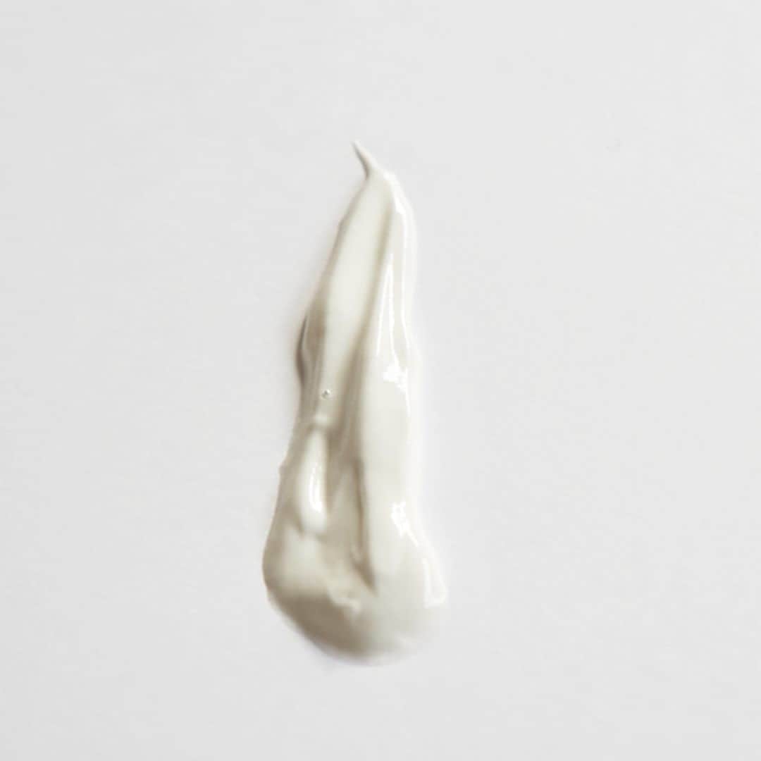 Otto Japan(オットージャパン) さんのインスタグラム写真 - (Otto Japan(オットージャパン) Instagram)「ミントが爽快！こだわりのオーガニック歯磨き粉♪  - - - - - - - - - - - - - - - - ★スタッフのおすすめ商品  歯磨きは日々の習慣です。 だからこそ成分にはこだわりたいものです。  実は歯磨き粉には人工甘味料や化学物質が たくさん入っているものが多いです…！  自然由来の原料を使用した 「Davids(デイヴィッズ) ホワイトニングトゥースペースト」は、 毎日の歯磨きにおすすめなんです♪  天然由来の植物エキスを配合していて、 歯磨きをした後でも食事の味を邪魔しません。  また使用している素材の製造や生産地や 生産者などがはっきりしているエシカルな製品！ だから大人から子供まで家族みんなで一緒に使えます♪  リサイクルできる金属製チューブを使用しているため、 地球に優しいんです。  またエコなだけではなく、 天然のミントオイルのフレーバーを フレッシュに保ってくれるのも嬉しいですね♪ - - - - - - - - - - - - - - - -  ◆もっと商品について知りたい方は写真をタップ！  ================= マイモットーの商品が気になった方は「#私のマイモットー」で教えてください。 素敵な投稿は @my.motto.jp で紹介させていただきます。 =================  #Davids #デイヴィッズ #マウスケア #歯磨き粉 #歯磨き #オーガニック #化学成分不使用 #ノンケミカル #エシカル #天然由来成分 #リサイクル #fsc認証 #動物実験なし #ヴィーガン #暮らしを楽しむ #日々の暮らしを楽しむ #丁寧なくらし #暮らしの道具 #シンプルライフ #マイモットー #mymotto」8月17日 21時00分 - my.motto.jp