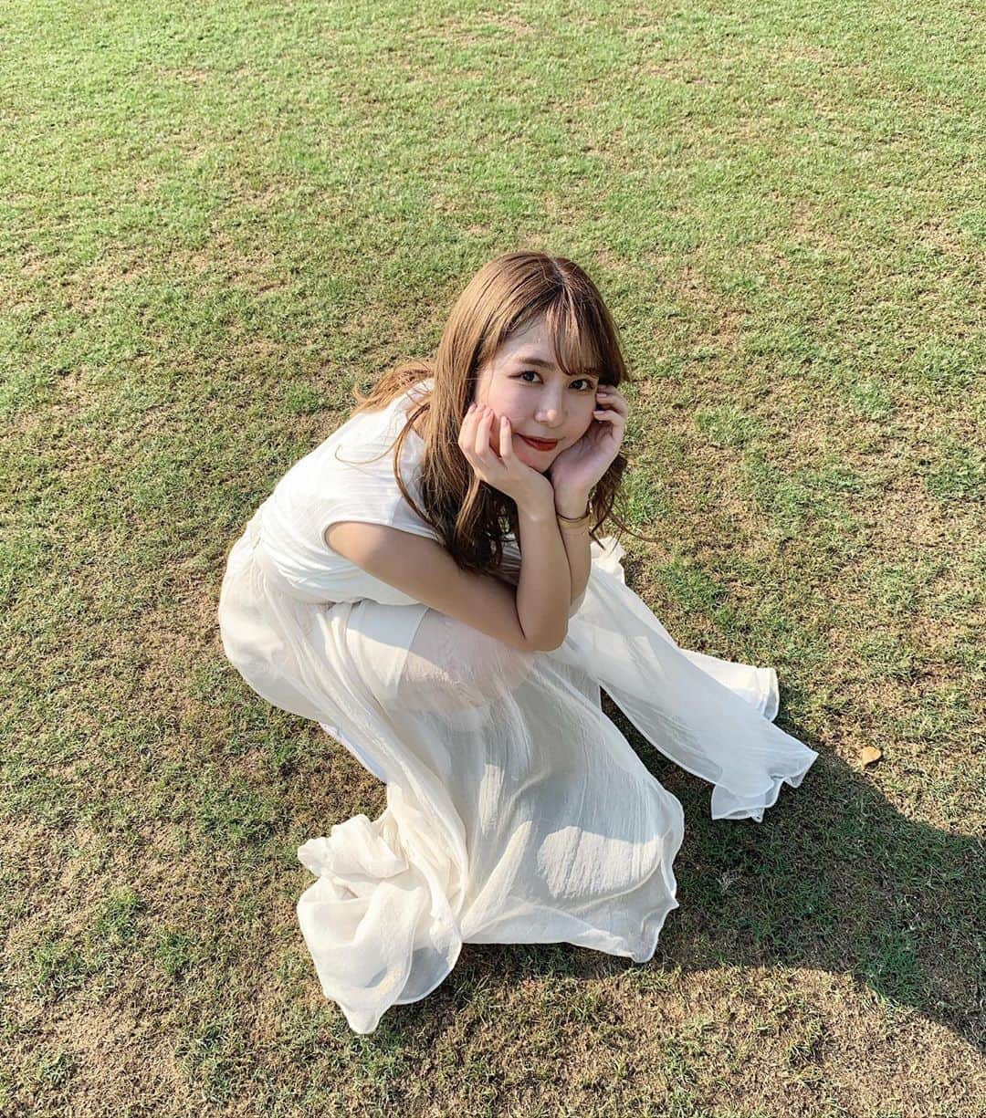のインスタグラム：「． リゼクリニック様（@rizeclinic）とのコラボ企画で、雑誌CanCamへの掲載権をかけてリツイート数を競っています！  雰囲気の違う2パターンのホワイトコーデ😳🤍  少しでもいいなと思ったら、ぜひTwitterの投稿の方RTよろしくお願いします！  みなさまの力を貸してください🥺  bit.ly/3glvixj #まっさらな肌へ #リゼクリニック」