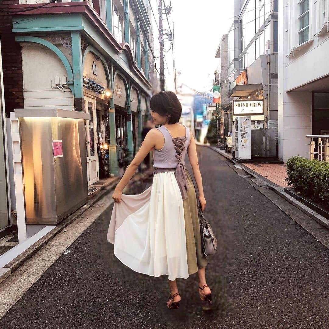 のインスタグラム：「. . 珍しくガーリーな服😝😝😝 . 全体的な淡い色味も 背中のリボンも スカートが三色になってるのも 私的にどタイプだった😍 . たまには女の子な気分に なるのも悪くない😙😙笑 . . @eclin_official  . . #夏服#夏コーデ #ロングスカート #スカートコーデ  #休日の過ごし方 #東京#こちえ #eclin#fashionstyle  #followme#girlsstyle#skirt #summerday#summerstyle #fashionlover#japanesegirl #tokyo#japan」
