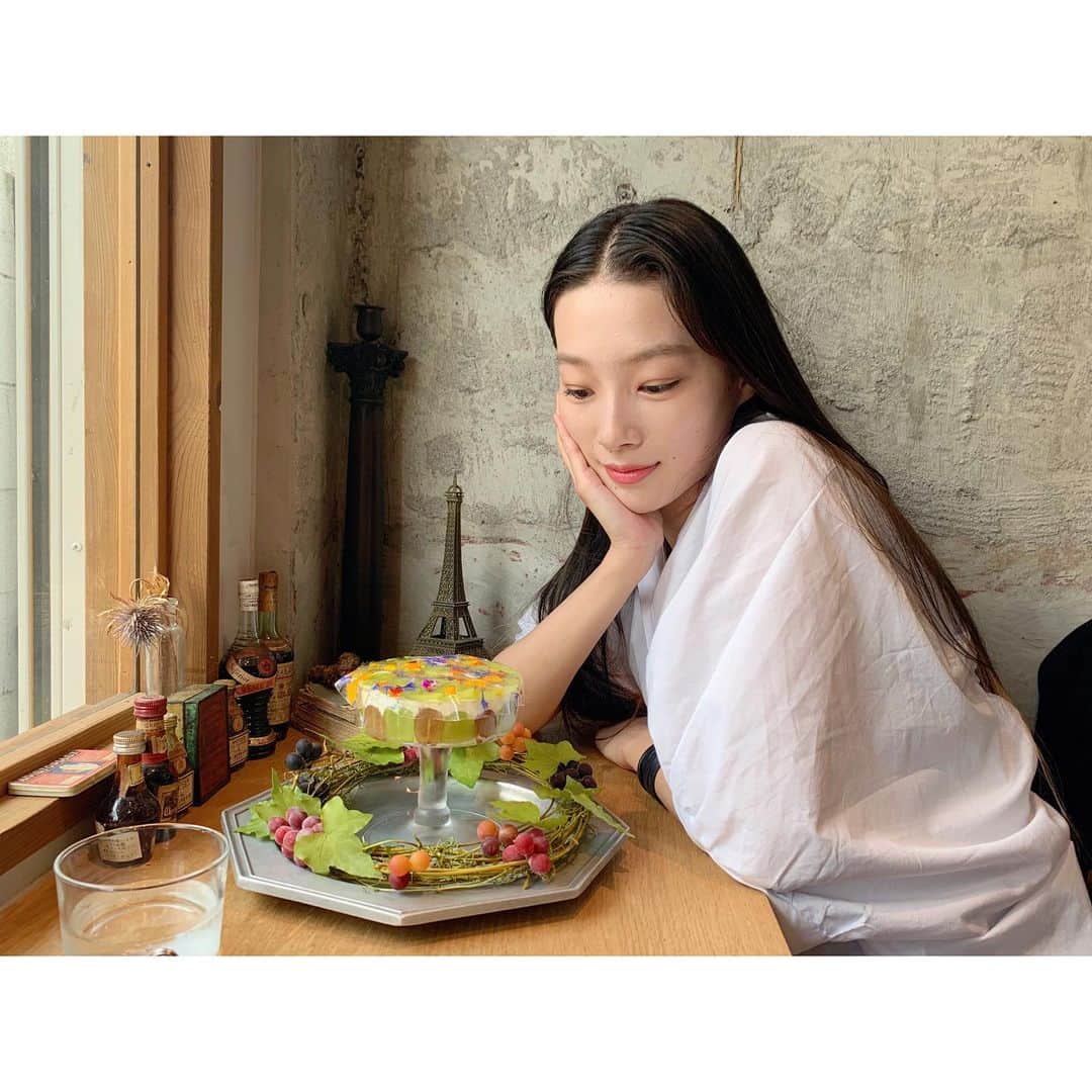 江田友莉亜のインスタグラム：「素敵すぎるパフェ🤍@latelier_a_ma_facon」