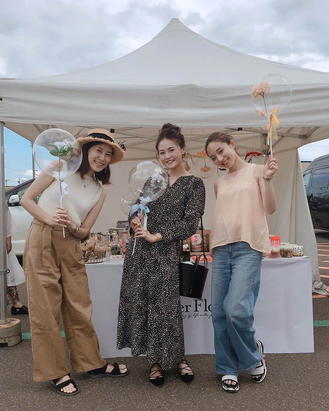 sayoko_betseyさんのインスタグラム写真 - (sayoko_betseyInstagram)「my work💐🎈﻿ ﻿ 北海道の絆プロジェクト﻿ flower market﻿ ﻿ 花を贈って、花を飾って、﻿ みんなもお花屋さんも元気にしよう！﻿ という素敵なコンセプトのイベント﻿ ﻿ お盆の4日間お疲れ様でした♡﻿ ﻿ 私はフラワーバルーンという贈り物にもピッタリな風船をひたすら作って、お手伝いさせて頂きました🎈✨﻿ ﻿ 大事に扱うと長持ちする風船🎈🎈🎈﻿ 追加分も作って、なんと完売しました😭﻿ ﻿ ありがとうございました🙇‍♀️️﻿ ﻿ 今回はイベント用にシンプルバージョン。﻿ 今後は勉強してアレンジ増やします。﻿ 新事業、準備中ですのでどうぞ宜しくお願いします🎈﻿ ﻿ ﻿ instagramを見て遊びに来てくれた皆様‼️﻿ ありがとうございました🥺❤️﻿ イベントを素直に楽しんでくれていて、お店の方々も喜んでました🌼✨﻿ ﻿ フォロワーさんは素敵な方々ばかり❤️ ﻿ 私もそんな皆様に楽しい事をシェアできる存在でありたいです😳﻿ ﻿ #hokkaido #hokkaidolikers #balloon #sapporo #フラワーバルーン #北海道 #札幌 #バースデープランナー #札幌バースデープランナー #ジャンプ写真 #週末野心 #三井アウトレットパーク北広島 #カコソラ」8月17日 21時02分 - sayoko_betsey