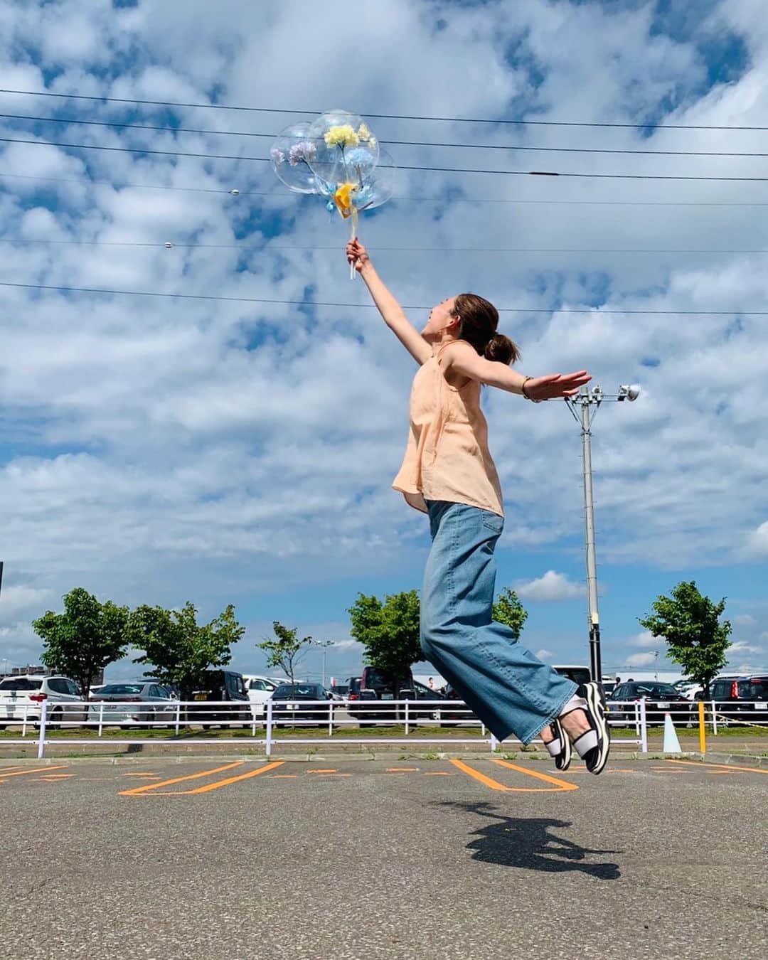 sayoko_betseyさんのインスタグラム写真 - (sayoko_betseyInstagram)「my work💐🎈﻿ ﻿ 北海道の絆プロジェクト﻿ flower market﻿ ﻿ 花を贈って、花を飾って、﻿ みんなもお花屋さんも元気にしよう！﻿ という素敵なコンセプトのイベント﻿ ﻿ お盆の4日間お疲れ様でした♡﻿ ﻿ 私はフラワーバルーンという贈り物にもピッタリな風船をひたすら作って、お手伝いさせて頂きました🎈✨﻿ ﻿ 大事に扱うと長持ちする風船🎈🎈🎈﻿ 追加分も作って、なんと完売しました😭﻿ ﻿ ありがとうございました🙇‍♀️️﻿ ﻿ 今回はイベント用にシンプルバージョン。﻿ 今後は勉強してアレンジ増やします。﻿ 新事業、準備中ですのでどうぞ宜しくお願いします🎈﻿ ﻿ ﻿ instagramを見て遊びに来てくれた皆様‼️﻿ ありがとうございました🥺❤️﻿ イベントを素直に楽しんでくれていて、お店の方々も喜んでました🌼✨﻿ ﻿ フォロワーさんは素敵な方々ばかり❤️ ﻿ 私もそんな皆様に楽しい事をシェアできる存在でありたいです😳﻿ ﻿ #hokkaido #hokkaidolikers #balloon #sapporo #フラワーバルーン #北海道 #札幌 #バースデープランナー #札幌バースデープランナー #ジャンプ写真 #週末野心 #三井アウトレットパーク北広島 #カコソラ」8月17日 21時02分 - sayoko_betsey