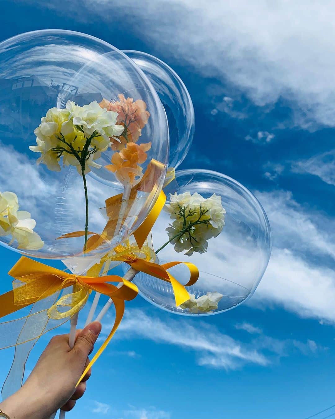 sayoko_betseyさんのインスタグラム写真 - (sayoko_betseyInstagram)「my work💐🎈﻿ ﻿ 北海道の絆プロジェクト﻿ flower market﻿ ﻿ 花を贈って、花を飾って、﻿ みんなもお花屋さんも元気にしよう！﻿ という素敵なコンセプトのイベント﻿ ﻿ お盆の4日間お疲れ様でした♡﻿ ﻿ 私はフラワーバルーンという贈り物にもピッタリな風船をひたすら作って、お手伝いさせて頂きました🎈✨﻿ ﻿ 大事に扱うと長持ちする風船🎈🎈🎈﻿ 追加分も作って、なんと完売しました😭﻿ ﻿ ありがとうございました🙇‍♀️️﻿ ﻿ 今回はイベント用にシンプルバージョン。﻿ 今後は勉強してアレンジ増やします。﻿ 新事業、準備中ですのでどうぞ宜しくお願いします🎈﻿ ﻿ ﻿ instagramを見て遊びに来てくれた皆様‼️﻿ ありがとうございました🥺❤️﻿ イベントを素直に楽しんでくれていて、お店の方々も喜んでました🌼✨﻿ ﻿ フォロワーさんは素敵な方々ばかり❤️ ﻿ 私もそんな皆様に楽しい事をシェアできる存在でありたいです😳﻿ ﻿ #hokkaido #hokkaidolikers #balloon #sapporo #フラワーバルーン #北海道 #札幌 #バースデープランナー #札幌バースデープランナー #ジャンプ写真 #週末野心 #三井アウトレットパーク北広島 #カコソラ」8月17日 21時02分 - sayoko_betsey