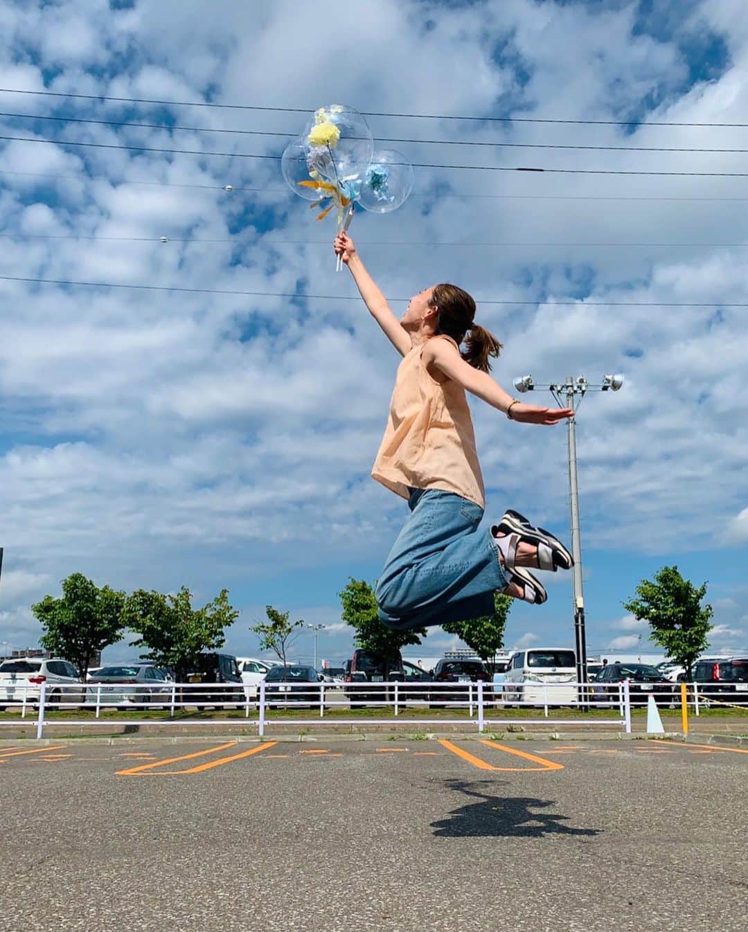 sayoko_betseyさんのインスタグラム写真 - (sayoko_betseyInstagram)「my work💐🎈﻿ ﻿ 北海道の絆プロジェクト﻿ flower market﻿ ﻿ 花を贈って、花を飾って、﻿ みんなもお花屋さんも元気にしよう！﻿ という素敵なコンセプトのイベント﻿ ﻿ お盆の4日間お疲れ様でした♡﻿ ﻿ 私はフラワーバルーンという贈り物にもピッタリな風船をひたすら作って、お手伝いさせて頂きました🎈✨﻿ ﻿ 大事に扱うと長持ちする風船🎈🎈🎈﻿ 追加分も作って、なんと完売しました😭﻿ ﻿ ありがとうございました🙇‍♀️️﻿ ﻿ 今回はイベント用にシンプルバージョン。﻿ 今後は勉強してアレンジ増やします。﻿ 新事業、準備中ですのでどうぞ宜しくお願いします🎈﻿ ﻿ ﻿ instagramを見て遊びに来てくれた皆様‼️﻿ ありがとうございました🥺❤️﻿ イベントを素直に楽しんでくれていて、お店の方々も喜んでました🌼✨﻿ ﻿ フォロワーさんは素敵な方々ばかり❤️ ﻿ 私もそんな皆様に楽しい事をシェアできる存在でありたいです😳﻿ ﻿ #hokkaido #hokkaidolikers #balloon #sapporo #フラワーバルーン #北海道 #札幌 #バースデープランナー #札幌バースデープランナー #ジャンプ写真 #週末野心 #三井アウトレットパーク北広島 #カコソラ」8月17日 21時02分 - sayoko_betsey