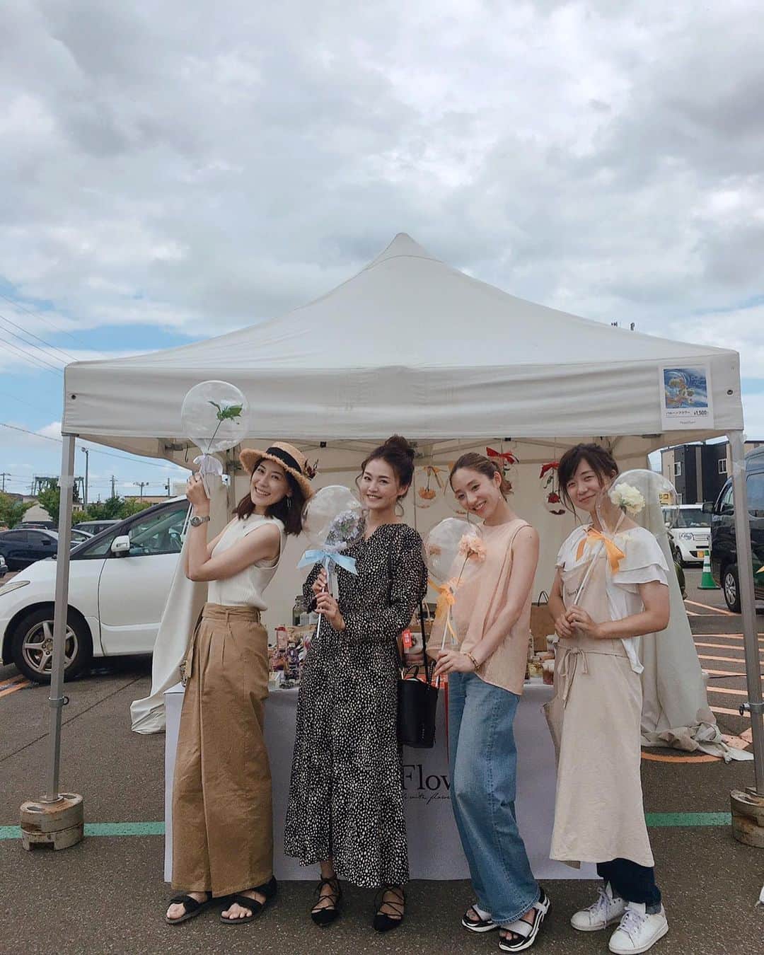 sayoko_betseyさんのインスタグラム写真 - (sayoko_betseyInstagram)「my work💐🎈﻿ ﻿ 北海道の絆プロジェクト﻿ flower market﻿ ﻿ 花を贈って、花を飾って、﻿ みんなもお花屋さんも元気にしよう！﻿ という素敵なコンセプトのイベント﻿ ﻿ お盆の4日間お疲れ様でした♡﻿ ﻿ 私はフラワーバルーンという贈り物にもピッタリな風船をひたすら作って、お手伝いさせて頂きました🎈✨﻿ ﻿ 大事に扱うと長持ちする風船🎈🎈🎈﻿ 追加分も作って、なんと完売しました😭﻿ ﻿ ありがとうございました🙇‍♀️️﻿ ﻿ 今回はイベント用にシンプルバージョン。﻿ 今後は勉強してアレンジ増やします。﻿ 新事業、準備中ですのでどうぞ宜しくお願いします🎈﻿ ﻿ ﻿ instagramを見て遊びに来てくれた皆様‼️﻿ ありがとうございました🥺❤️﻿ イベントを素直に楽しんでくれていて、お店の方々も喜んでました🌼✨﻿ ﻿ フォロワーさんは素敵な方々ばかり❤️ ﻿ 私もそんな皆様に楽しい事をシェアできる存在でありたいです😳﻿ ﻿ #hokkaido #hokkaidolikers #balloon #sapporo #フラワーバルーン #北海道 #札幌 #バースデープランナー #札幌バースデープランナー #ジャンプ写真 #週末野心 #三井アウトレットパーク北広島 #カコソラ」8月17日 21時02分 - sayoko_betsey