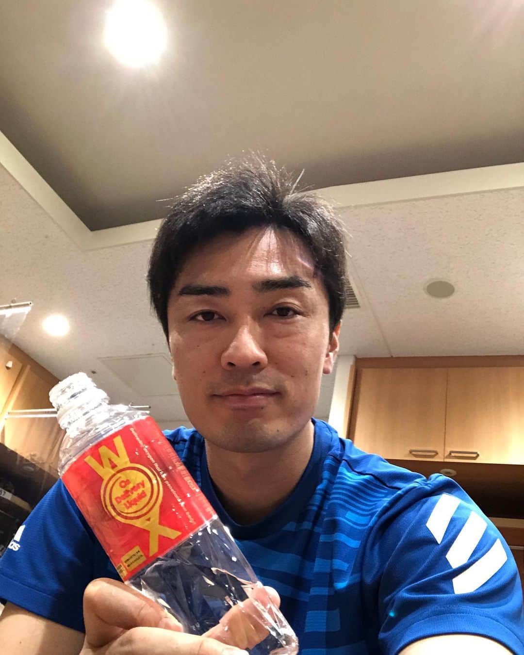 和田毅さんのインスタグラム写真 - (和田毅Instagram)「この水を飲み始めて約5ヵ月。 体調もいいですし、体もすごく元気。 肩も肘もいい状態です^_^ 免疫力も上げてくれるので、このコロナ渦の中、非常に助かってます。 やっぱり効いてるんだろうなぁ。 まだシーズン途中なのでわかりませんが、シーズン終了まで飲み続けます。 自分は現在登録抹消中ですが、疲労を抜きながら、しっかり走り込みとウェイトトレーニングをして、パワーアップして次回の登板に備えます！ 今年の夏も非常に厳しい暑さが続いていますが、みなさんも体調管理に気をつけてくださいね！ #高濃度酸素水 #wox #woxの抗ウィルススプレーも #いいですよ👌」8月17日 21時04分 - tsuyoshiwada.21