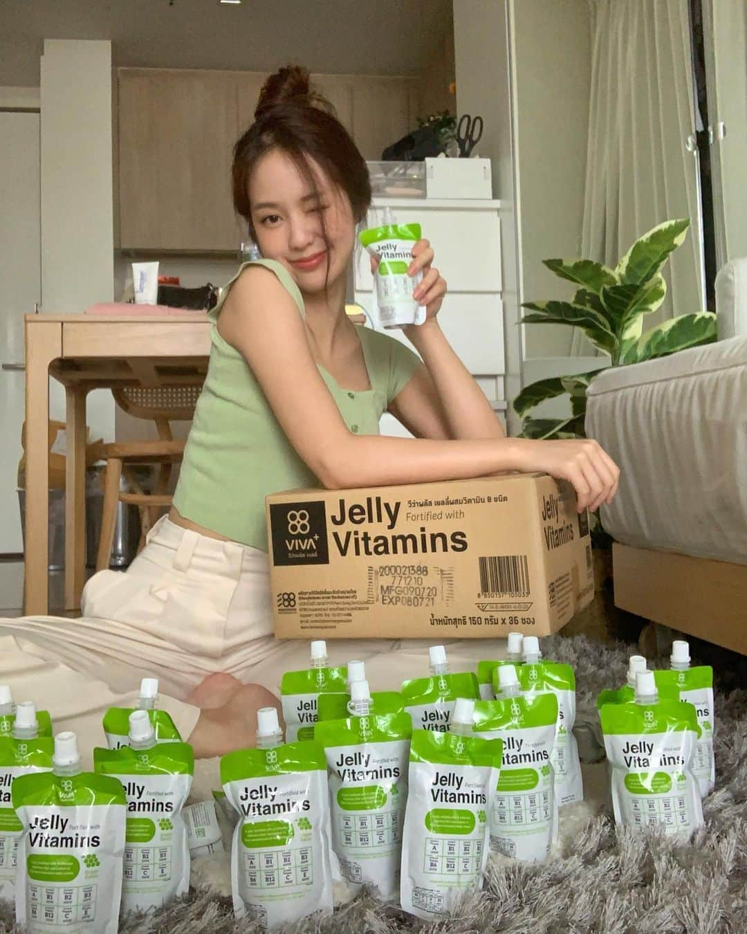 PIMTHAさんのインスタグラム写真 - (PIMTHAInstagram)「เหมาาาเลยทั้งใจจจ 💚 ช่วงนี้ขาดอะไรก็ได้ แต่ขาด Viva Plus Jelly ไม่ได้ค้าบบ กินง่ายและอร่อย แถมได้ประโยชน์เต็มๆกับวิตามิน C และวิตามินอื่นๆอีกรวม 7 ชนิดด้วยกัน ช่วยเพิ่มภูมิคุ้มกัน กินได้ทุกวัน  เอ้า รีบไปลองกันที่ 7-Eleven ทุกสาขา ราคา 18 บาท หรือจะซื้อยกแพ็คที่ลาซาด้ามาตุนไว้ก็ถูกลงกว่านี้อีก สุดคุ้มมม  @vivaplus.jellyvitamins   📱 Line : @vivaplus (มี @) #VivaPlusJelly #ดูดฟินๆ8วิตามินเต็มๆ」8月17日 21時04分 - pimtha