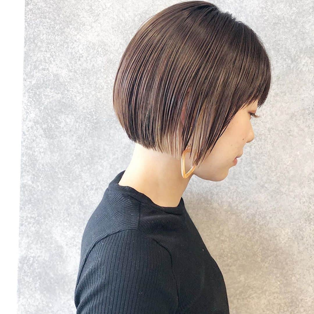 本田重人さんのインスタグラム写真 - (本田重人Instagram)「人気ショート、ボブのヘアカタログです😊 参考にしてカウンセリングにお役立てください😊🤗 おはよう御座います❗️ 当日のご予約もお待ちしてます😊  カラーリングもその時の気分に合わせた良い色をご提案致します😊 カットではまるみと毛束感、扱いやすさがさらに上がります😊  再現性も大事にカットしてます👉  保存してカウンセリングにお役立てください😊  シンプルなカットですが毛量調整がかなり重要。 乾かすだけでまとまる、オイルをつけるだけで柔らかな毛束感に。  重めに見えないシルエット😊  透け感のある毛束がポイント👉  【ナチュラルストレートパーマ】で乾かすのも楽にさらさらな髪質に😊 なるべくシンプルに、けど拘りのあるストレートは柔らかく、さらさらになります！ ショート、ボブをより扱いやすいようにと考え抜いて進化させたストレートパーマ。 是非お試しを😊  　  【料金表】 カット¥6600 独自のカット法で写真の様な仕上がりに  カット＋カラー¥14300 透明感抜群のダメージレスカラー  カット＋パーマ（デジも）¥17300 髪質に合わせた選定による柔らかなパーマ  カット＋縮毛矯正¥19800 今までにない仕上がりを実感するナチュラルストレート  カット＋カラー＋縮毛矯正¥27500 同時施術でもダメージを感じさせないフルコース  トリートメント3step¥2200.5step¥4400 カラー、パーマ、縮毛矯正には併用がオススメ  ハイライト¥4400〜 より立体感のあるおしゃれなカラーに 　　　　　  #銀座ストレートパーマ #ストレートボブ  #ショート縮毛矯正 #ボブ縮毛矯正 #ショートヘア #ショートヘアー #ボブヘア #カット解説#小顔矯正 #黒髪ボブ #地毛風ストレート  #ストレートパーマ #縮毛矯正  #銀座ストレート #コスメストレート  #本田重人 #前下がりボブ #大人ボブ#結べるボブ　#ロブ　#銀座ボブ　#銀座カット　#ミニボブ　#ボブ銀座　#長めボブ  #長めショート #ショートボブ」8月17日 21時05分 - shigeto_honda