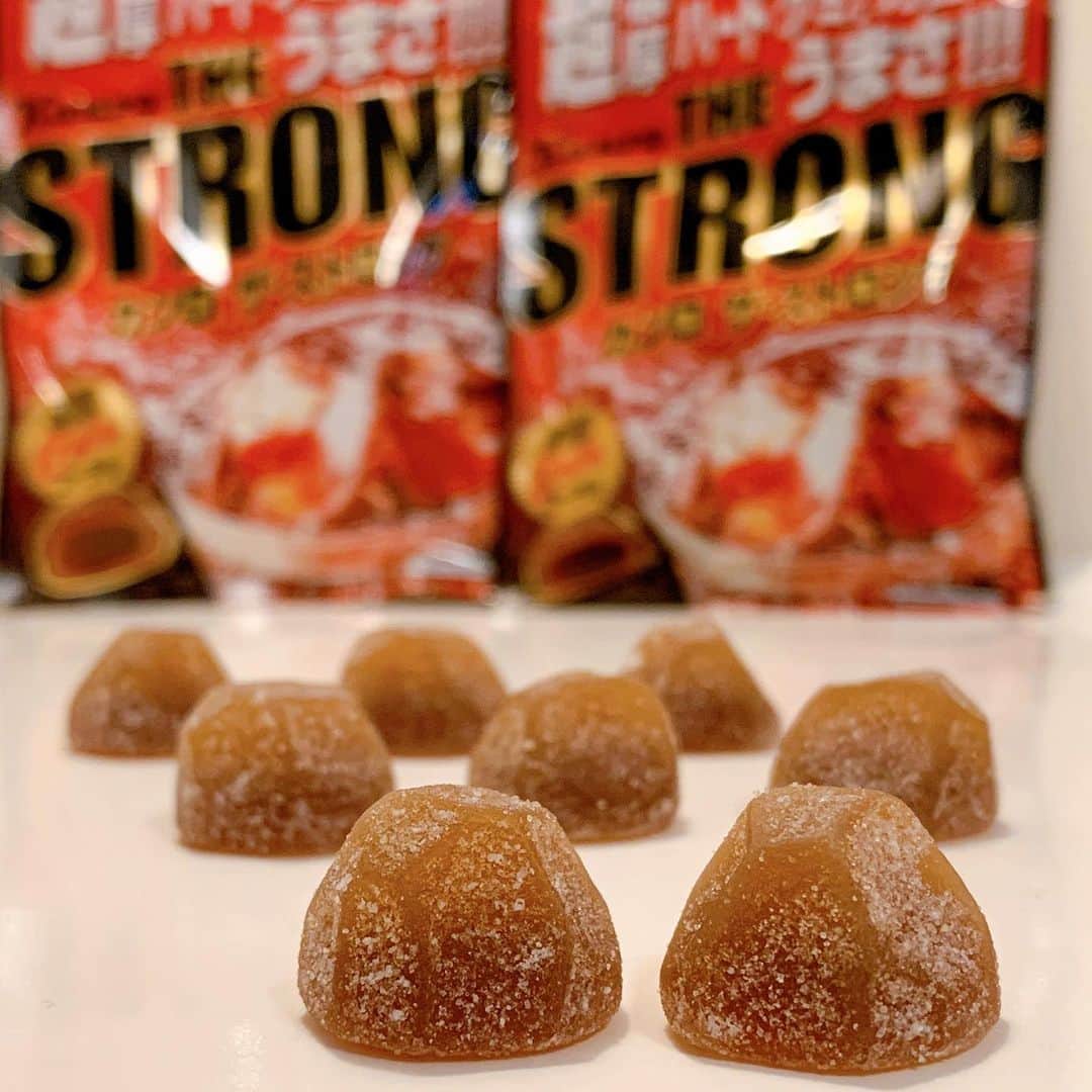 日本グミ協会さんのインスタグラム写真 - (日本グミ協会Instagram)「『カンロ ザ ストロング』  グミを語る上で必ず食べてみて欲しいグミです。  普通とは逆の外が柔らかく、中が硬い。それはナタデココやタピオカの芯のような新しい食感。  ピュレグミとカミキングでソフトとハードその両方の弾力を追求してきたカンロだから成せる技。  新しい弾力 #逆弾力 をご堪能ください。  #グミ #日本グミ協会 #カンロザストロング #逆弾力 #gummy #キミグミ」8月17日 21時06分 - gummy_japan