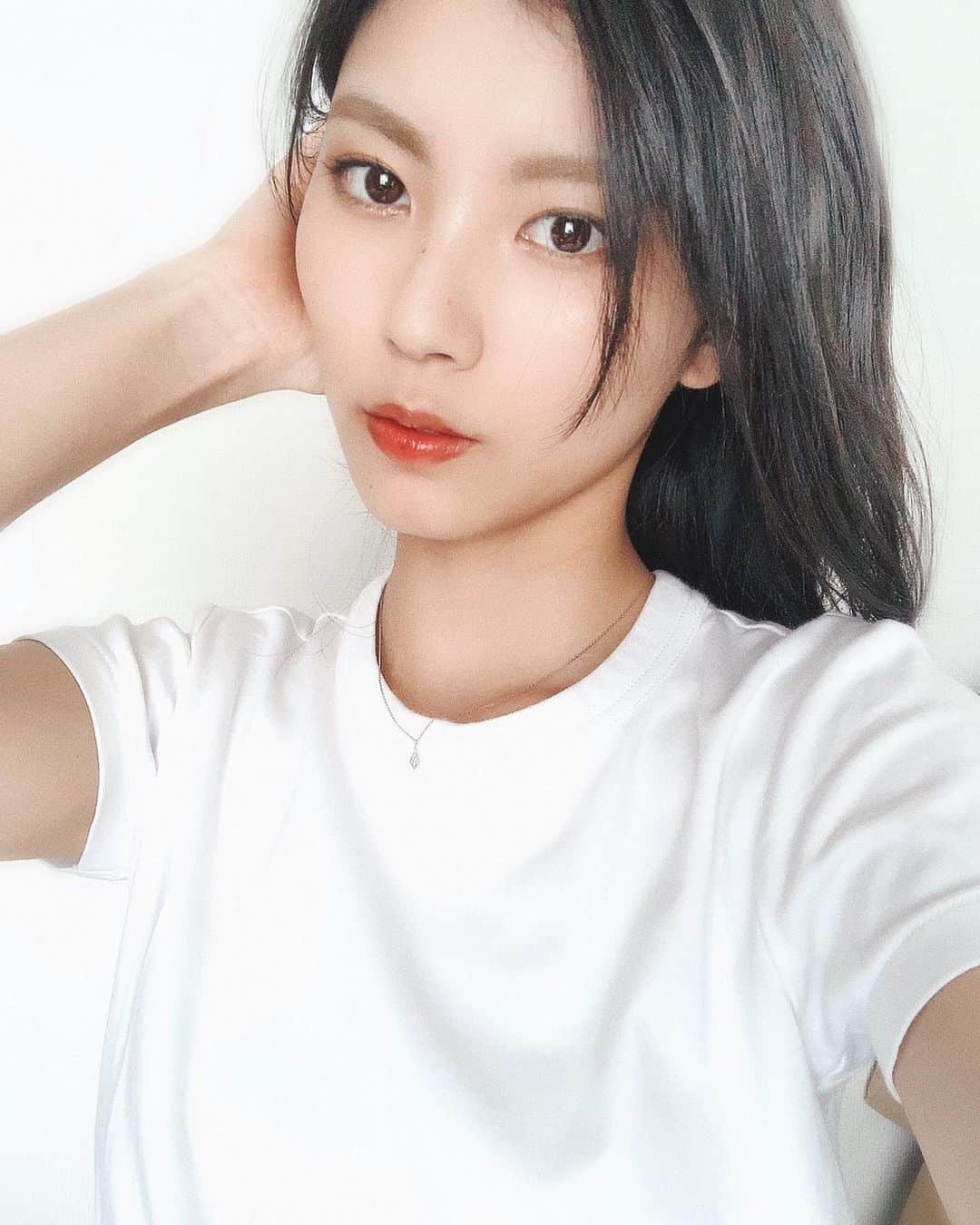 小林玲のインスタグラム：「.﻿ ﻿ ﻿  インスタお久投稿☺︎﻿ 元気です👍﻿ ﻿ みんなが健康に過ごせてますよーにっ！  ﻿ #japanesegirl #girl﻿ #august #summer﻿ #instagood #mediumhair ﻿ #tops #uniqlo #white #blackhair #팔로우미」