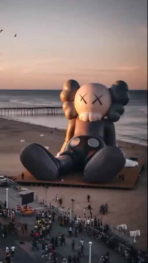 R̸K̸のインスタグラム：「Upgrade the holiday plans from earth to the space.  A few months ago, @KAWS and @ARR.AllRightsReserved send one KAWS sculpture 136,296 feet up into the stratosphere, and successfully sent COMPANION up and back while taking video and still photos on July 13th.  It's KAWS: HOLIDAY SPACE published today!  Check it out on @KAWS 's instagram! ・ ・ ・ ・ #kaws #kawsholiday #bts #creative #reels #tutorial #earthpix #thegreatplanet #discoverearth  #roamtheplanet #ourplanetdaily  #nature #theweekoninstagram  #theglobewanderer #visualambassadors #stayandwander #welivetoexplore #TLPics  #voyaged #sonyalpha #bealpha  #artofvisuals #travellingthroughtheworld #streets_vision #complexphotos #HYPEBEAST #hbouthere #hsinthefield @sonyalpha @hypebeast @highsnobiety @lightroom @soul.planet @earthfever @9gag @500px @paradise」