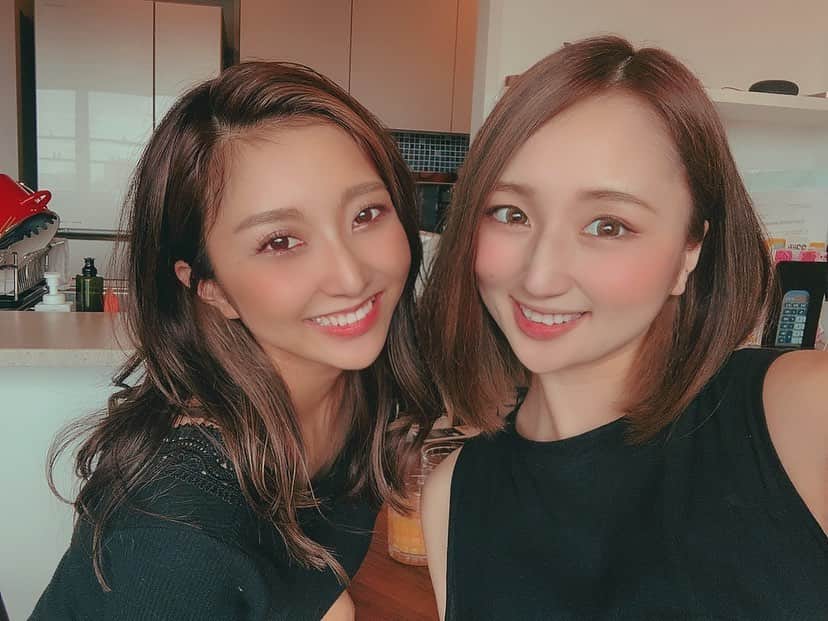 及川真珠のインスタグラム：「愛香家族❤️❤️❤️ . 及川家がお家に来てくれた日💕 . ２０歳からずっと仲良し どんな時も支えてくれる 訛り強めの及川家☺️❤️笑 . たくちゃんもパパ👨 って感じだし 瑛ちゃんもとってもいい子だし イケメンだし🥺 . 最高の理想的な家族です🙋‍♀️💕 . このまま子どもが大きくなって しわくちゃになっても よろしくねん🥺❤️ . にしても、綺麗すぎや！！ #マタニティ#妊娠中#友達#長い付き合い#先輩ママ#美人ママ#ママ友#可愛いすぎる#ママ友#妊婦#あいかとまーみ」