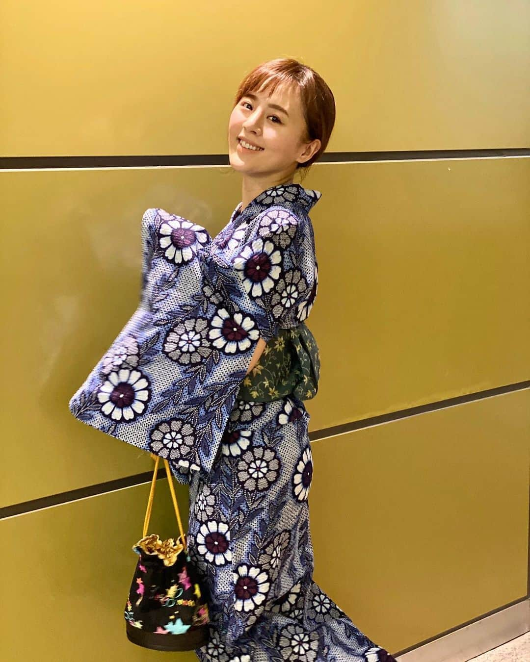 真衣ひなのさんのインスタグラム写真 - (真衣ひなのInstagram)「yukata👘 脳に送られる情報には、 主語が無いのだそう。 だから、悪口を言ったり聞いたりすると 脳は自分への悪口だと誤った認識をして 強いストレスを受けてしまうんだって。 自分をも傷付けることになるんだね。 . #どうせなら #人のことを褒めて #自分も褒められたことにしちゃおう #ひなの雑記 みんな今日もよくがんばりました。 ｽｰｯ‥ (   •⌄• )◞☕️どうぞ」8月17日 21時09分 - hinano_mai