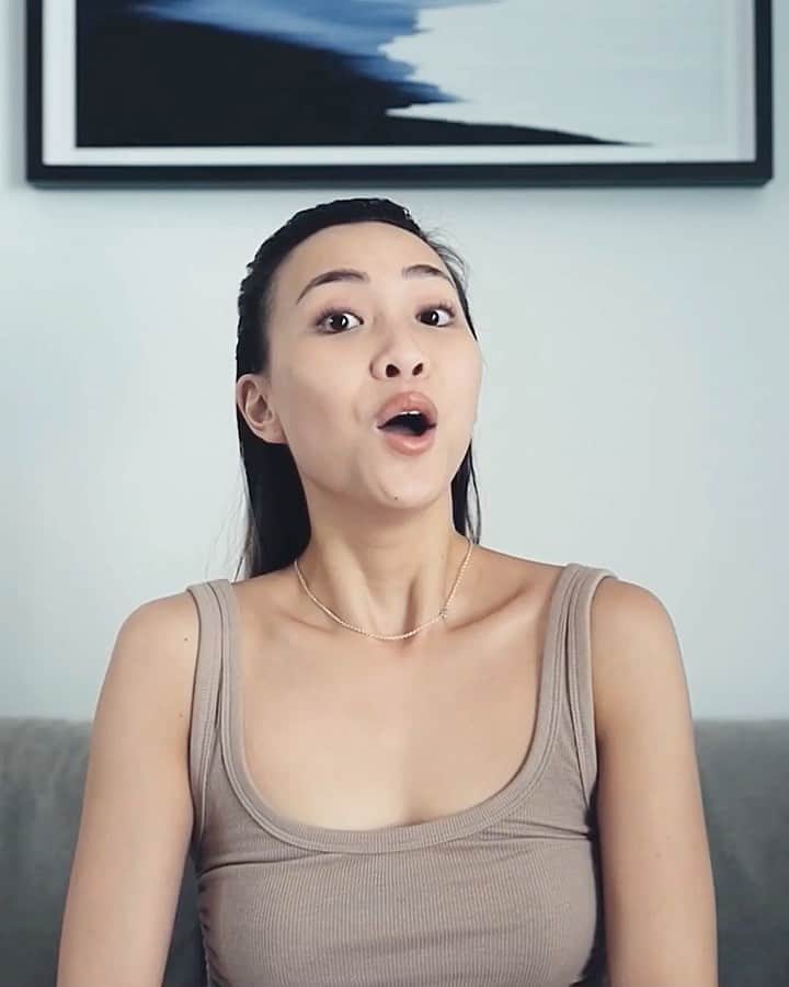 ソニアのインスタグラム：「My daytime routine in 60 seconds (including a little home remedy 🧊), featuring the star of the show: CLARINS Total Eye Lift! It reduces dark eye circles, puffiness and the visibility of fine lines for total eye radiance!✨ @clarinsSG  Hope you managed to take part in the giveaway - Winners will be announced soon!   #ClarinsSG #TotalEyeLift #ClarinsEyeExpert」