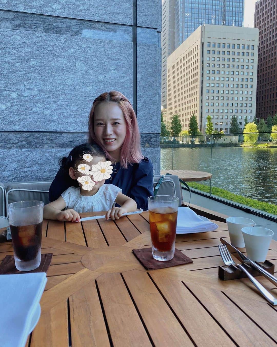 目見田早弥子のインスタグラム：「| morning🥐 娘はスズメに夢中で朝食どころではなかった☺️😂」