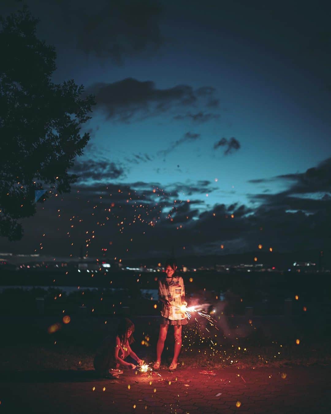 wacameraのインスタグラム：「This fireworks is so famous in Japan as it is summer.  You can enjoy it from children to adults.  This summer in Japan was not the usual summer we had imagined.  In the spring, children had to leave school, so their summer vacation was reduced.  However, this view is the same summer scenery as usual.   小学校ではずっと一緒にいたのに、別々の中学に行ったふたり。あんなに毎日、何をそんなに笑えることがあるのだろうと思うほど笑い合っていたふたり。 この夏は、私たちが想像してた夏とはかけ離れたものだったのに、2人の笑顔と笑い声はあの頃のままだった。」