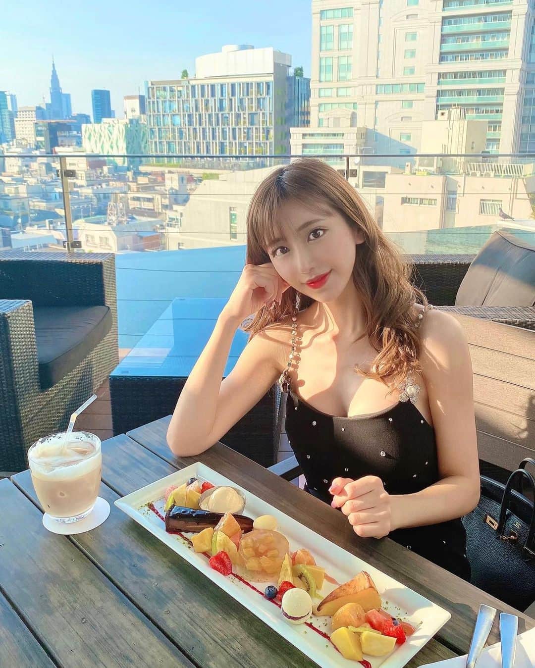 伴かなみのグルメインスタ